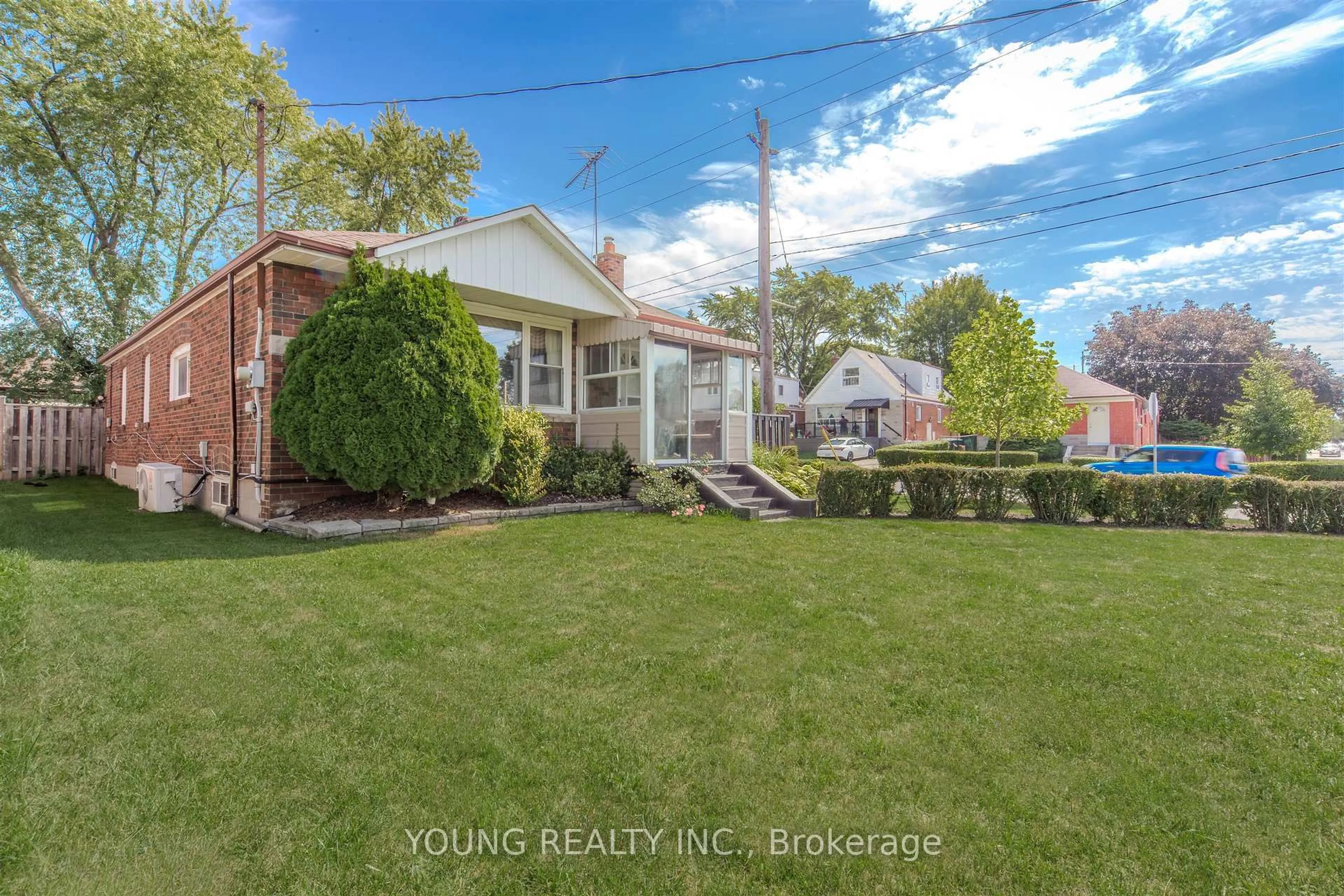 A pic from outside/outdoor area/front of a property/back of a property/a pic from drone, street for 35 Porter Cres, Toronto Ontario M1P 1E8