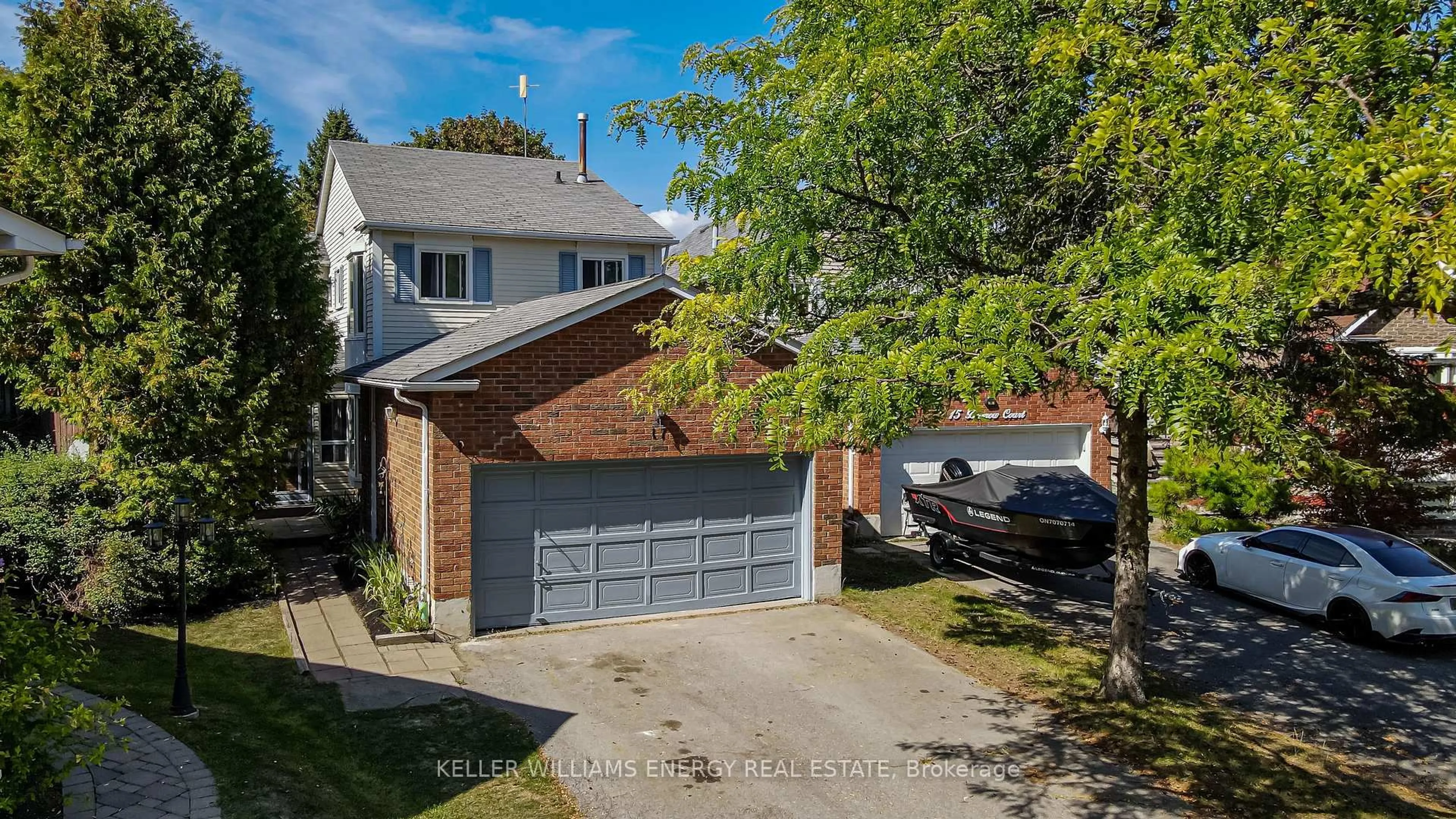 A pic from outside/outdoor area/front of a property/back of a property/a pic from drone, street for 17 Barrow Crt, Whitby Ontario L1P 1E4