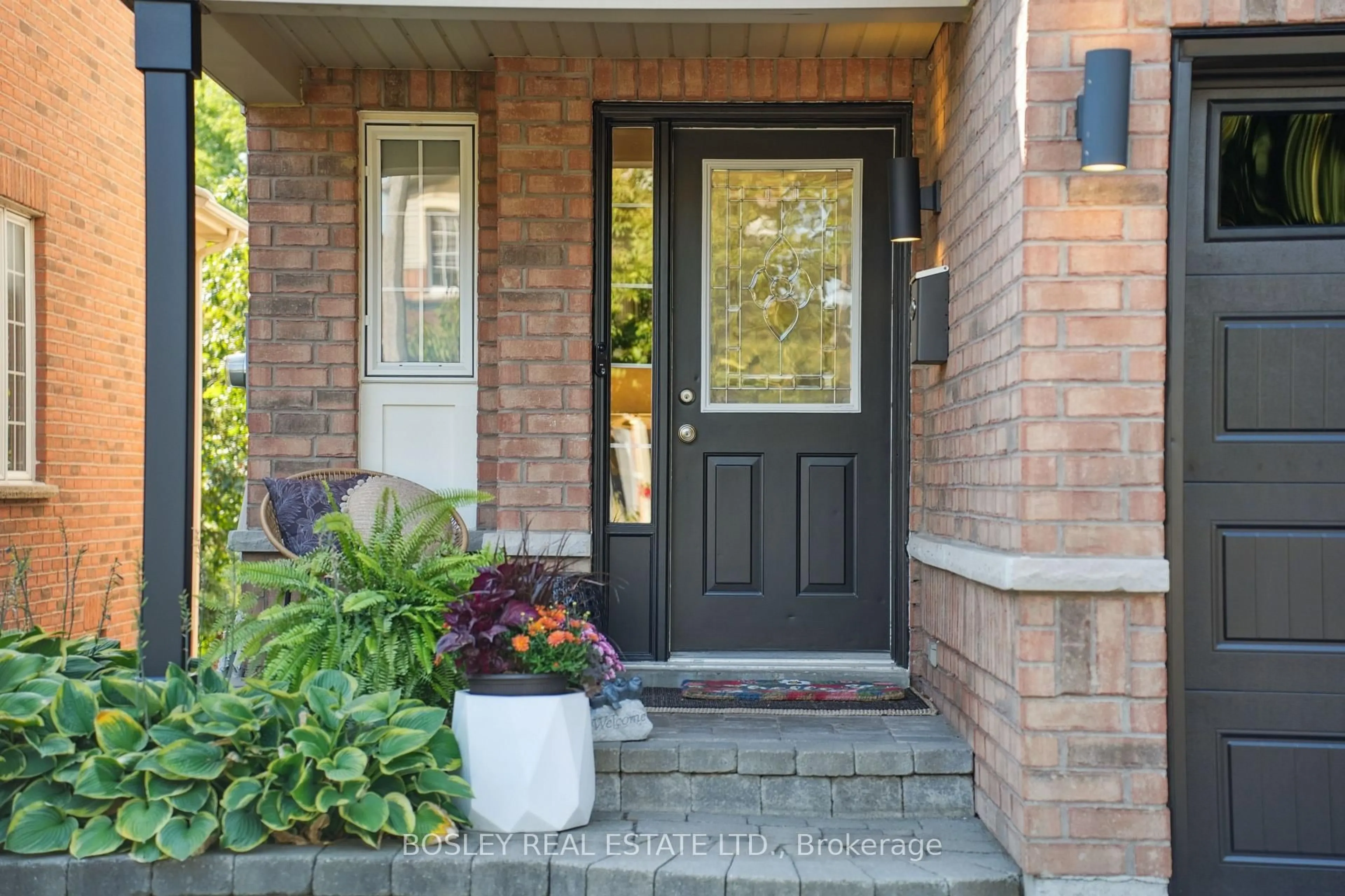 Indoor entryway for 71 Samandria Ave, Whitby Ontario L1R 3G5