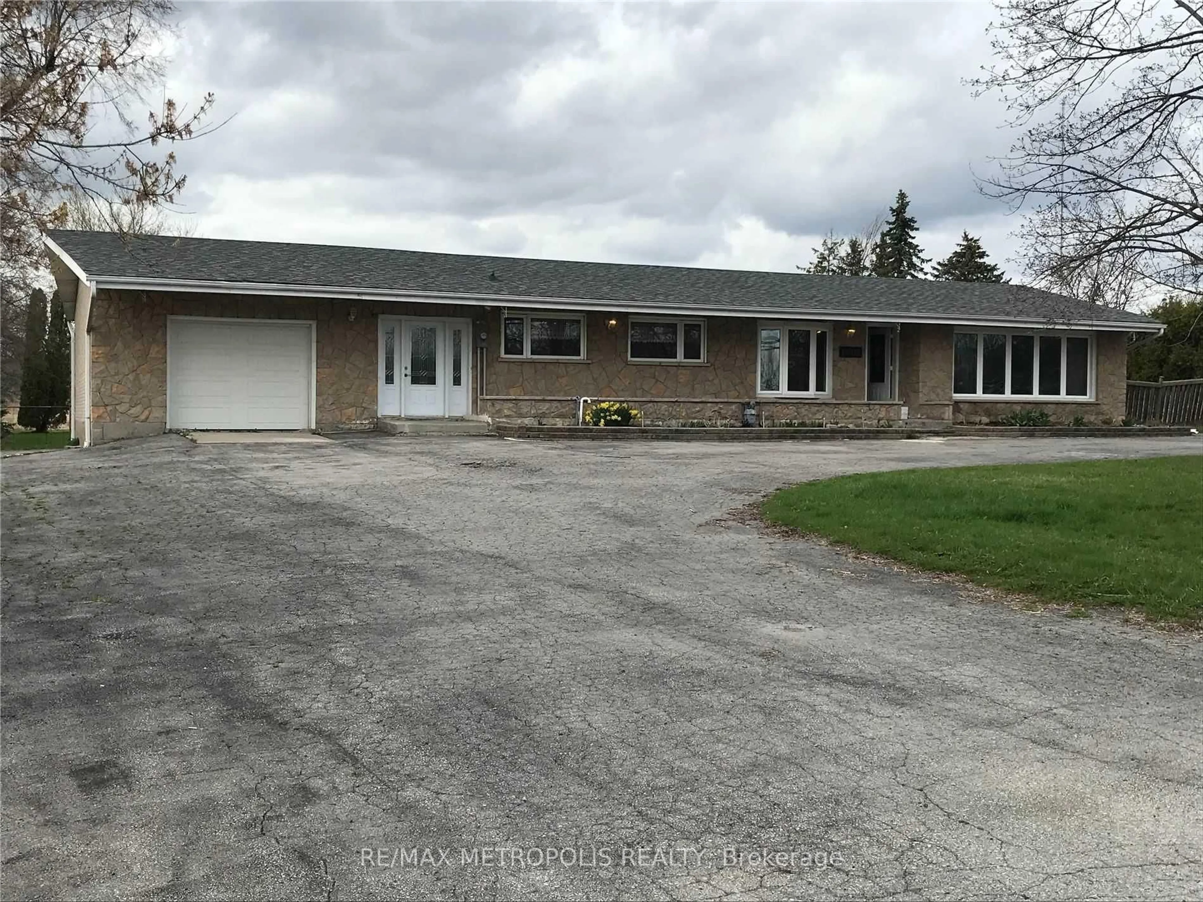A pic from outside/outdoor area/front of a property/back of a property/a pic from drone, street for 1602 Taunton Rd, Clarington Ontario L0B 1J0