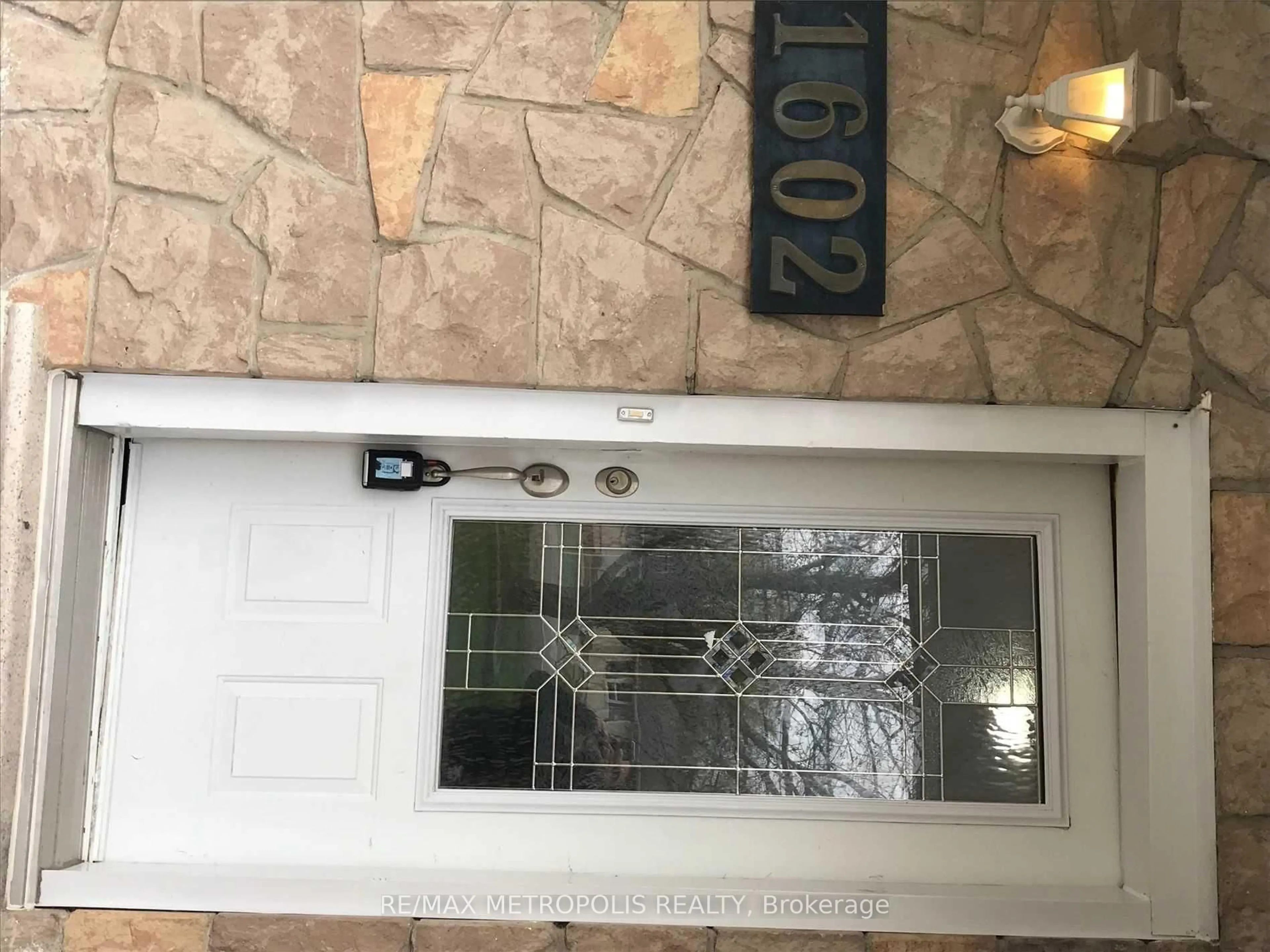 Indoor entryway for 1602 Taunton Rd, Clarington Ontario L0B 1J0