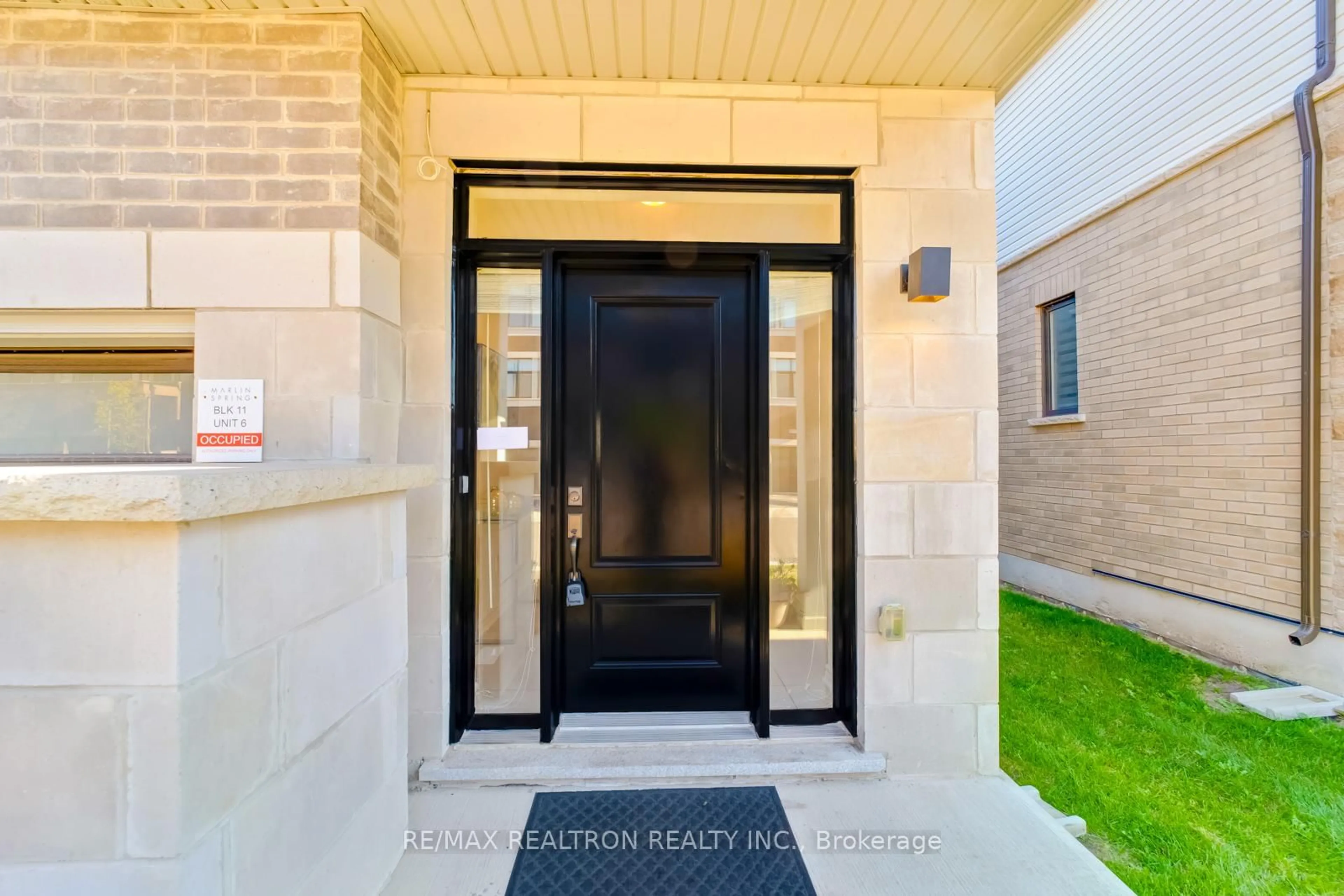 Indoor entryway for 342 Okanagan Path, Oshawa Ontario L1H 0A7