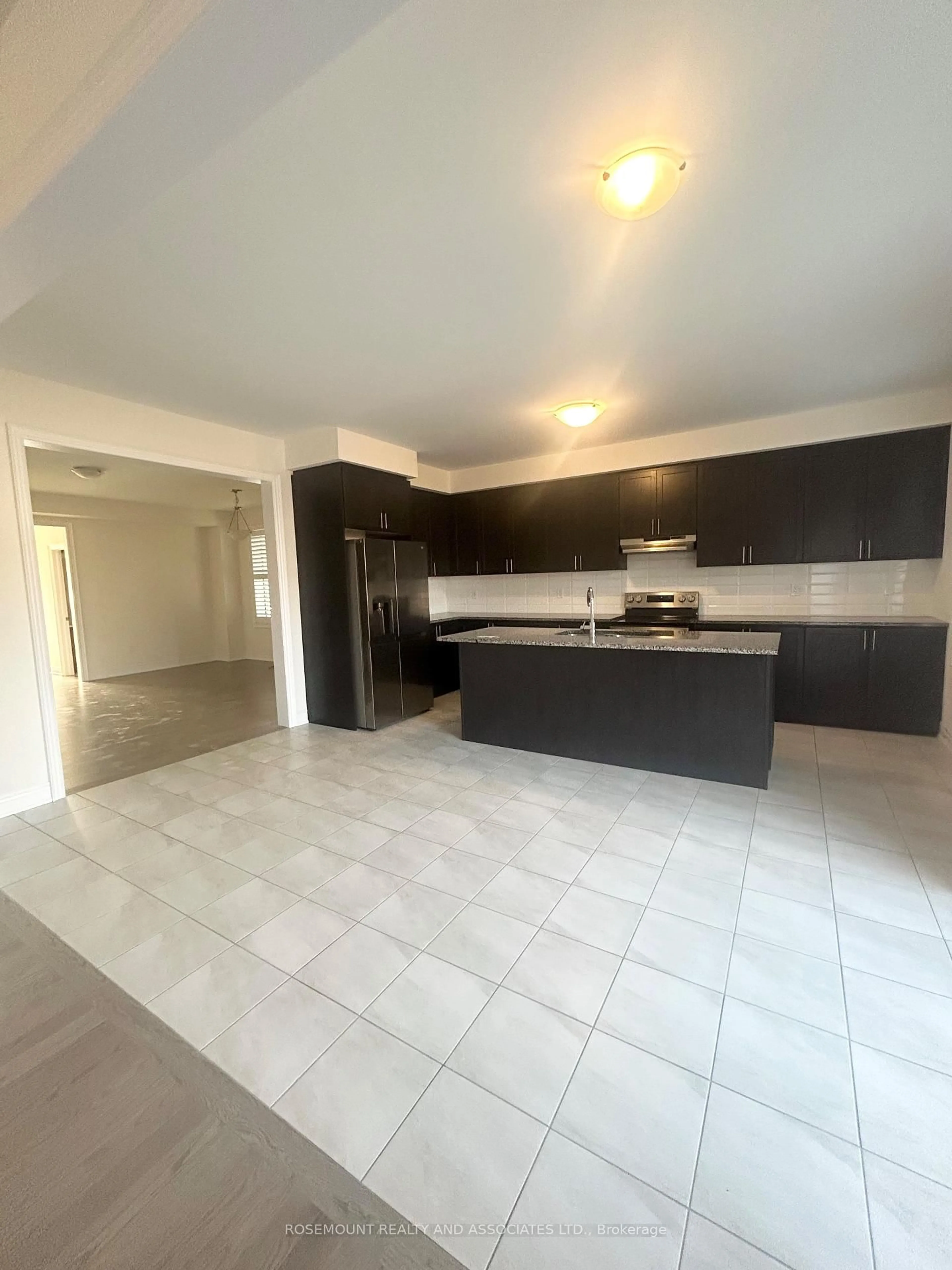 Open concept kitchen, ceramic/tile floor for 93 Wamsley Cres, Clarington Ontario L1B 1G9