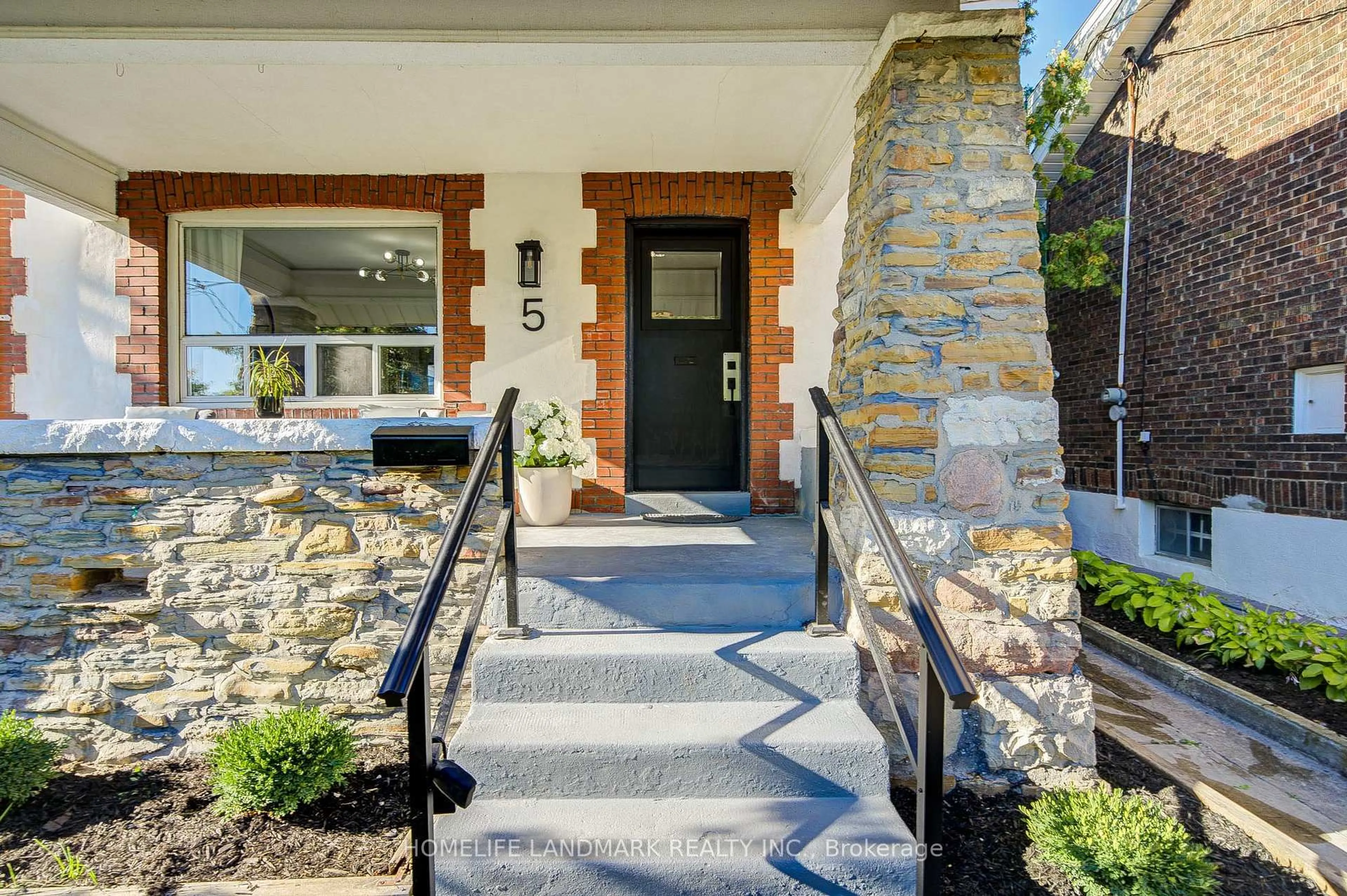 Indoor entryway for 5 Beachview Cres, Toronto Ontario M4E 2L4
