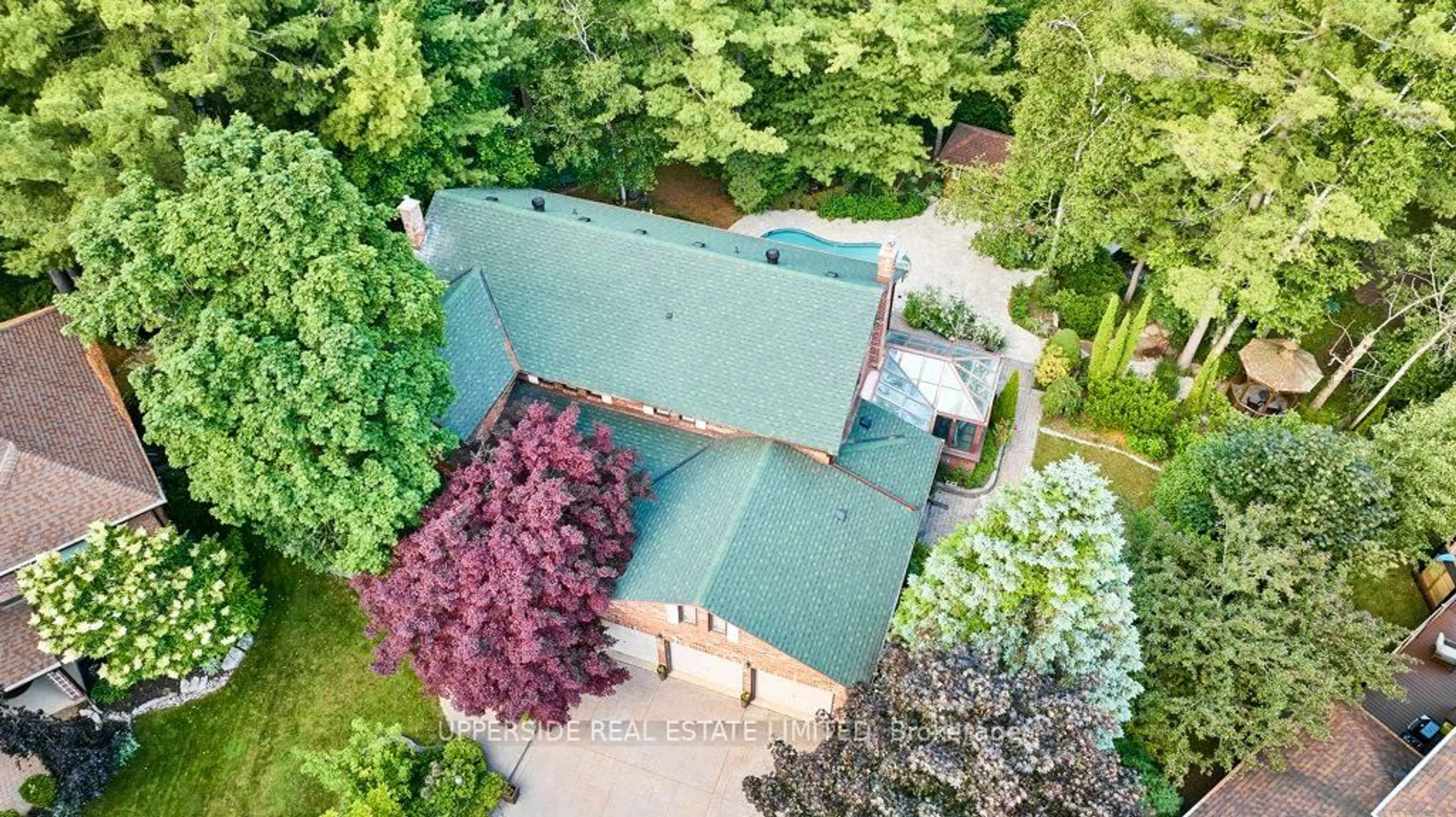 A pic from outside/outdoor area/front of a property/back of a property/a pic from drone, unknown for 1201 Abbey Rd, Pickering Ontario L1X 1W1