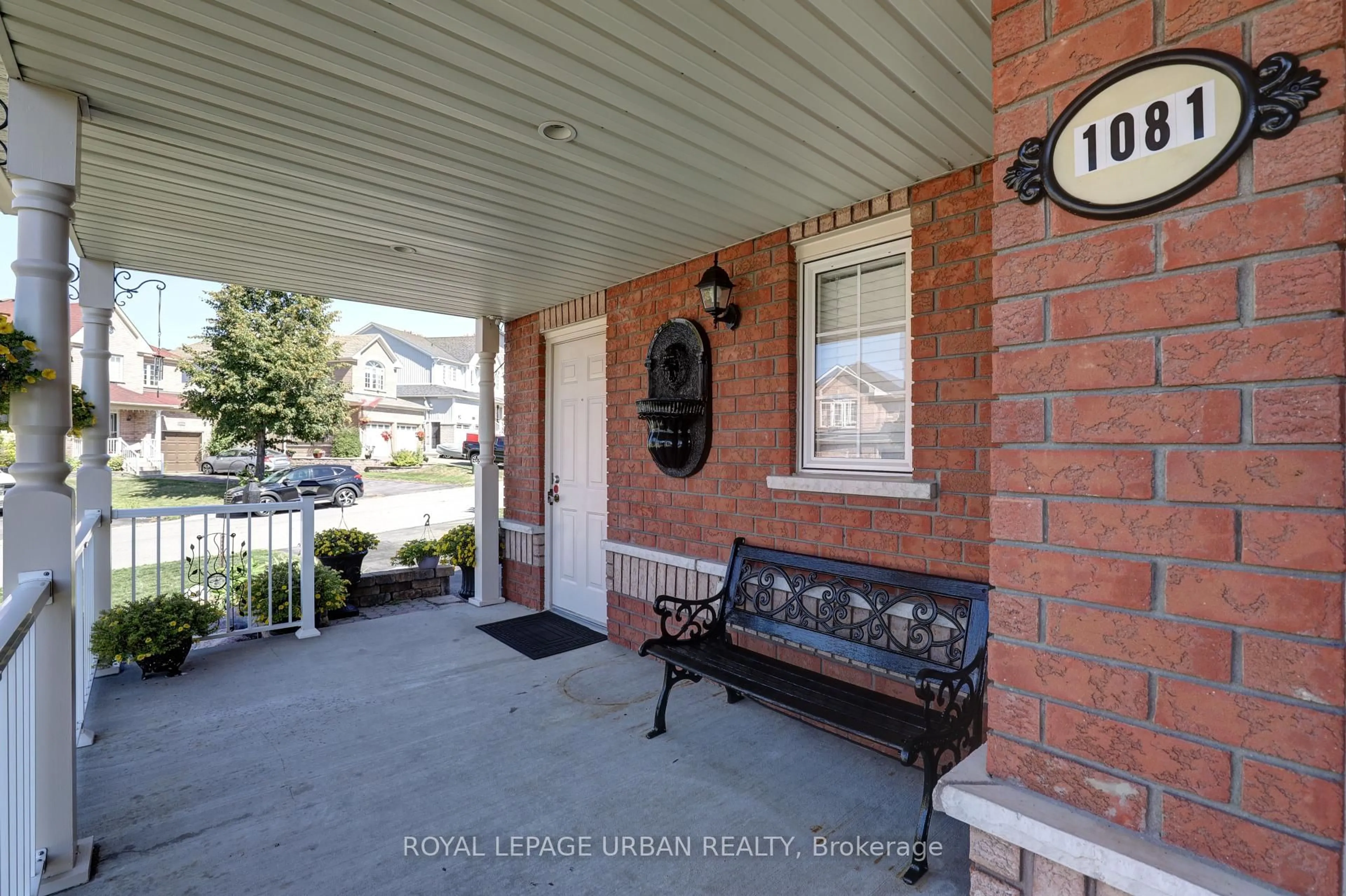 Indoor entryway for 1081 Keswick Crt, Oshawa Ontario L1K 2V2