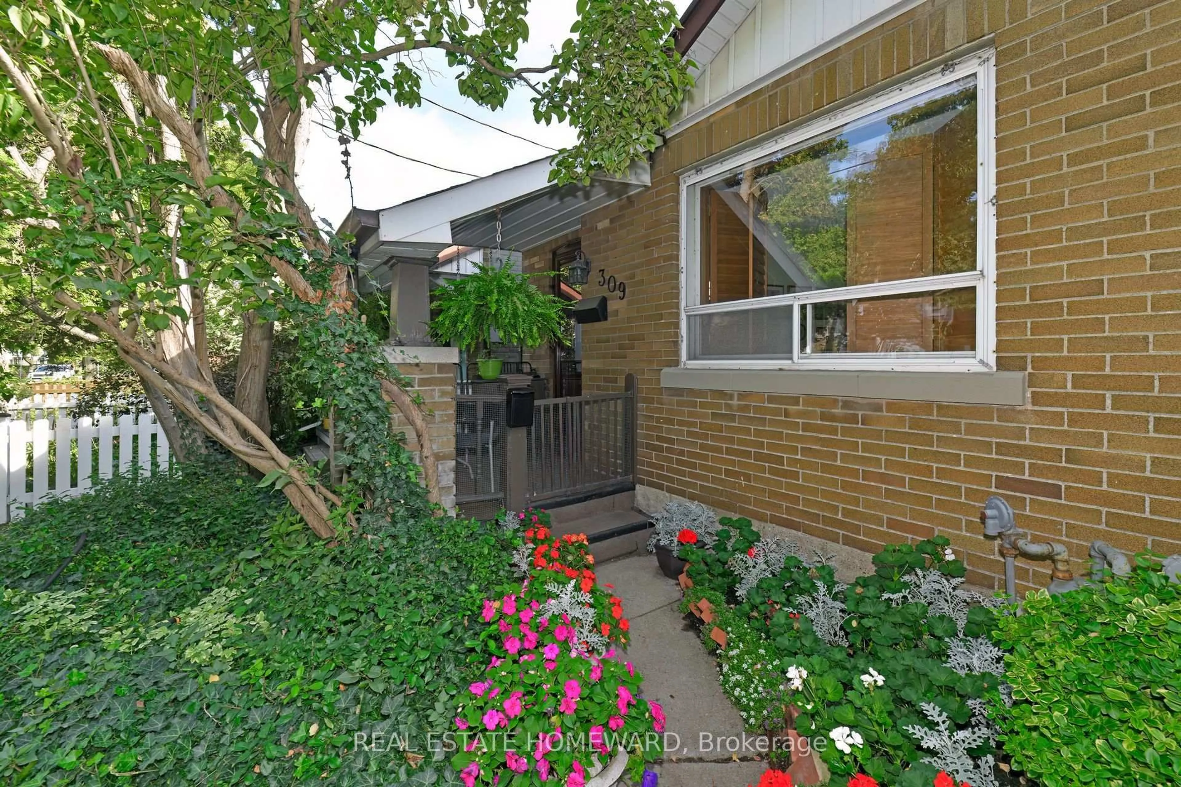 Patio, street for 309 Victoria Pk Ave, Toronto Ontario M4E 3S7