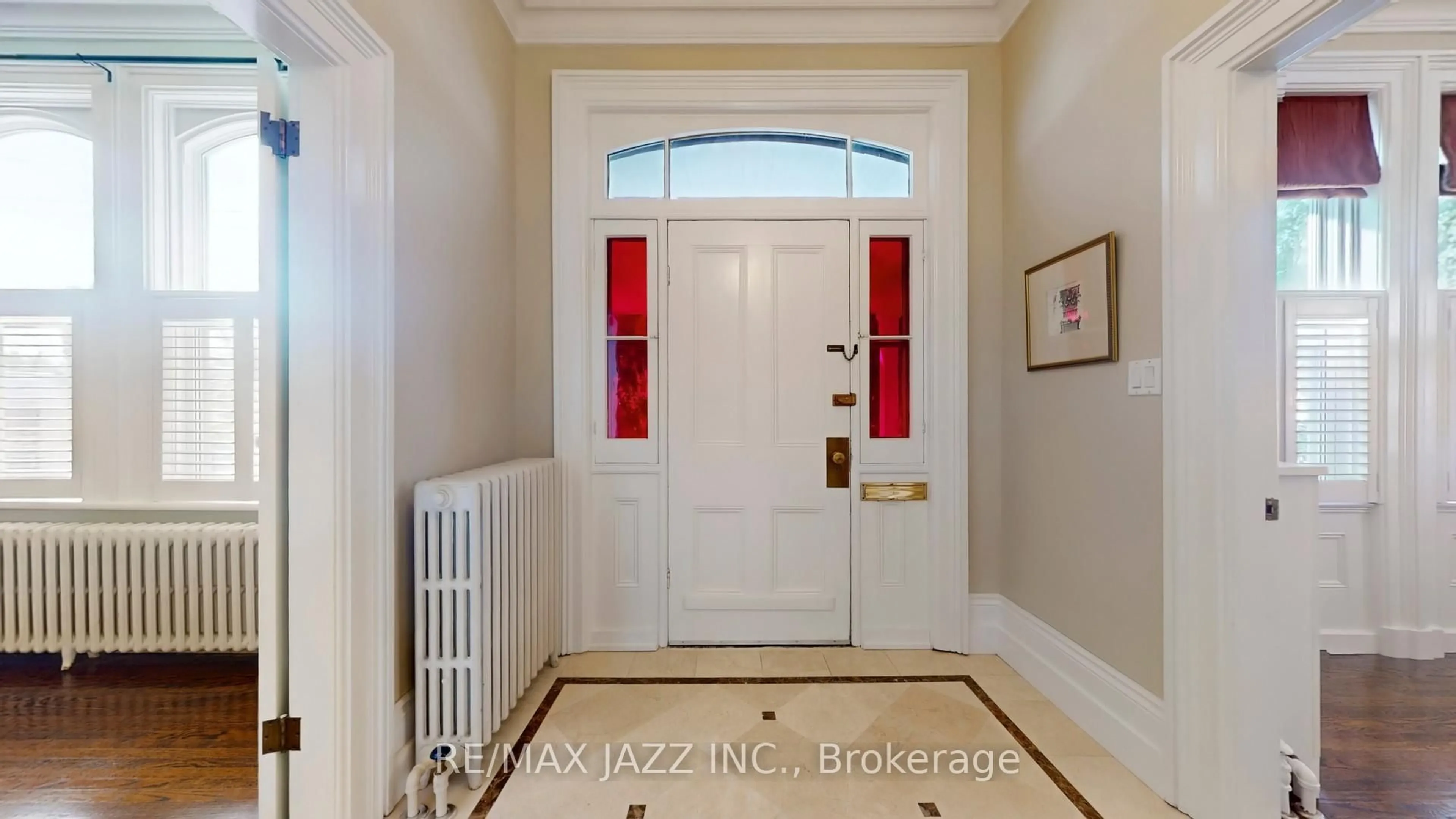 Indoor entryway for 76 Queen St, Clarington Ontario L1C 1M6