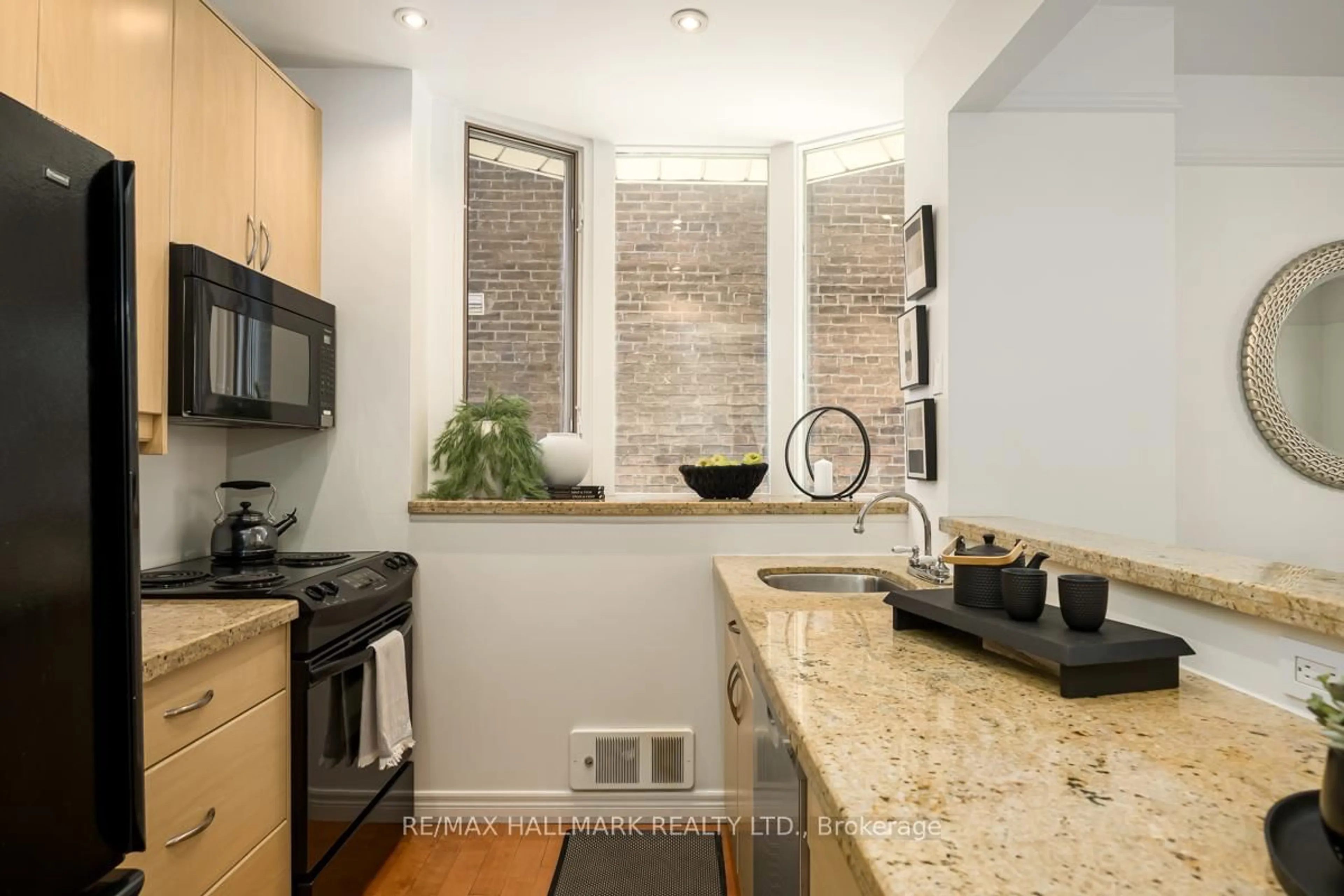 Standard kitchen, ceramic/tile floor for 49 Harcourt Ave, Toronto Ontario M4J 1J3