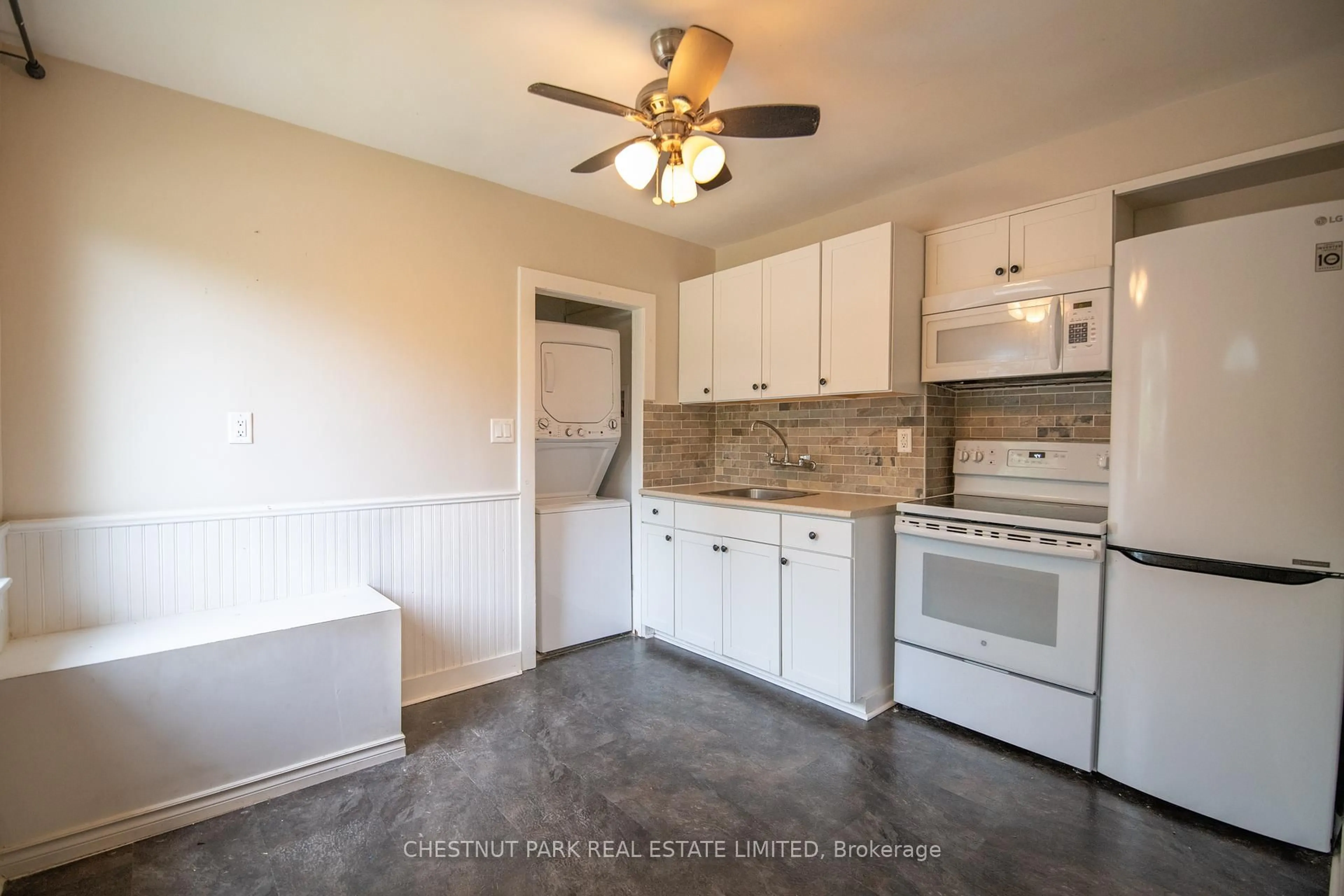 Standard kitchen, ceramic/tile floor for 174 Gibbons St, Oshawa Ontario L1J 4Y3