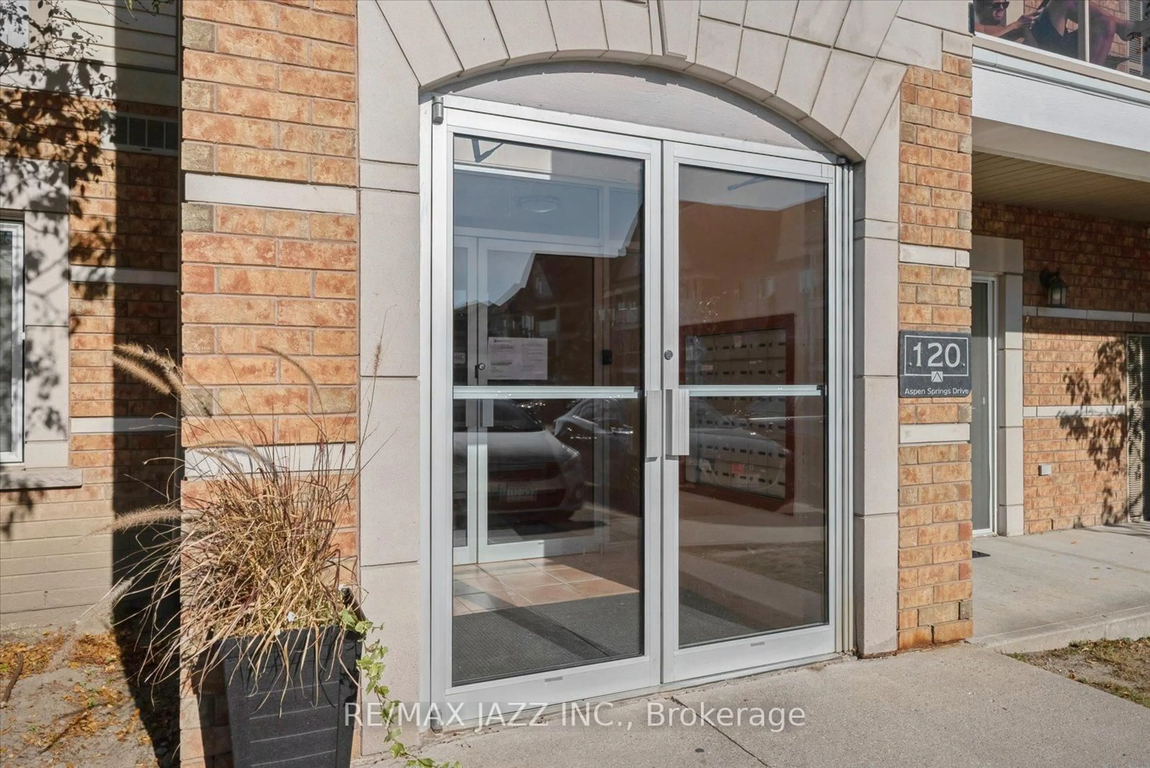 Indoor entryway for 120 Aspen Springs Dr #205, Clarington Ontario L1C 0G7