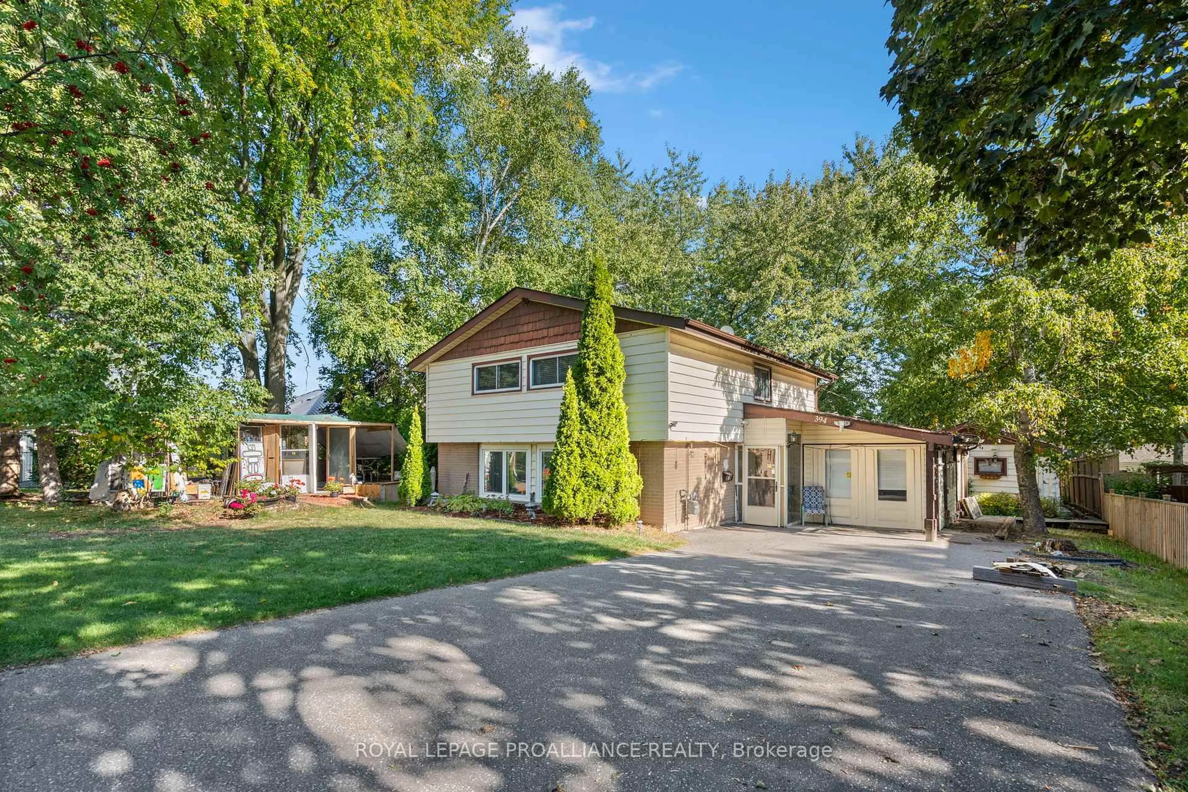 A pic from outside/outdoor area/front of a property/back of a property/a pic from drone, street for 394 Sunset Blvd, Clarington Ontario L1B 1C8