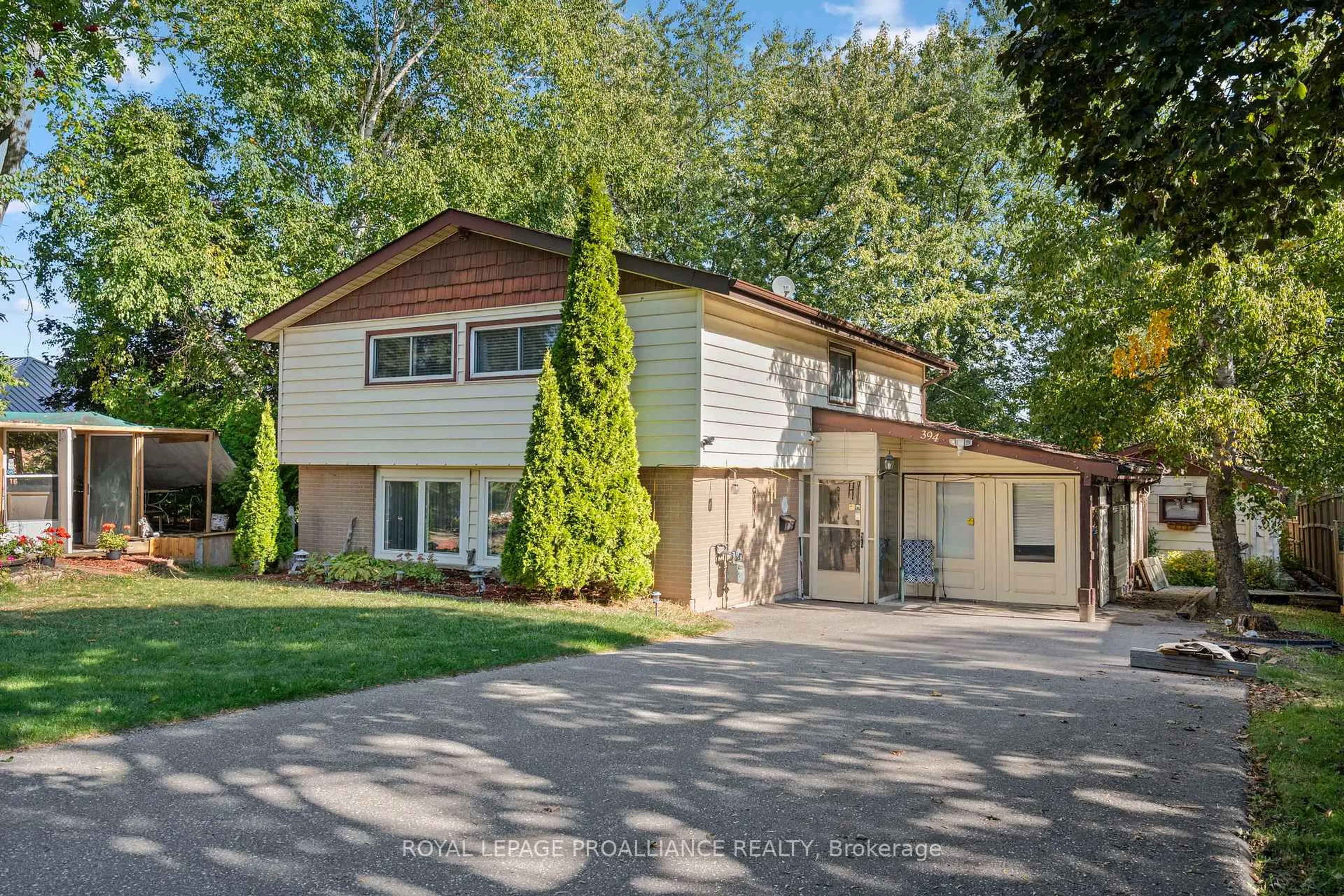 Home with vinyl exterior material, street for 394 Sunset Blvd, Clarington Ontario L1B 1C8