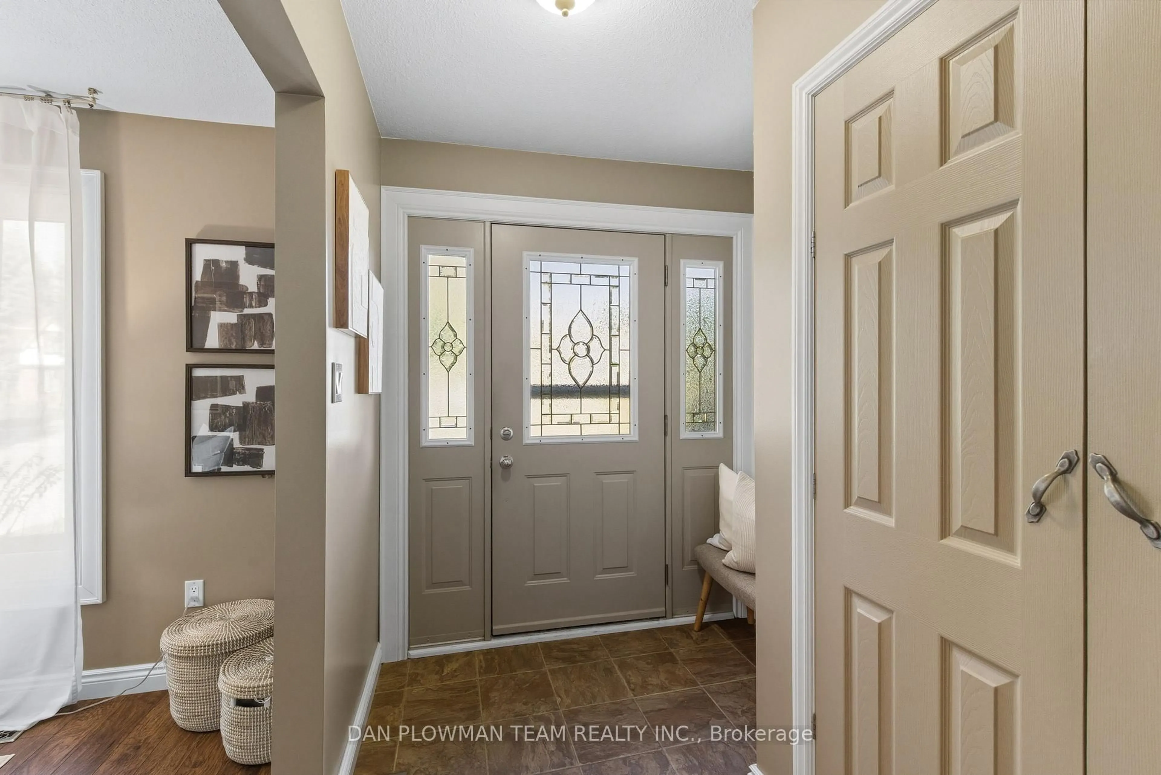 Indoor entryway for 248 Keewatin St, Oshawa Ontario L1H 6Z8
