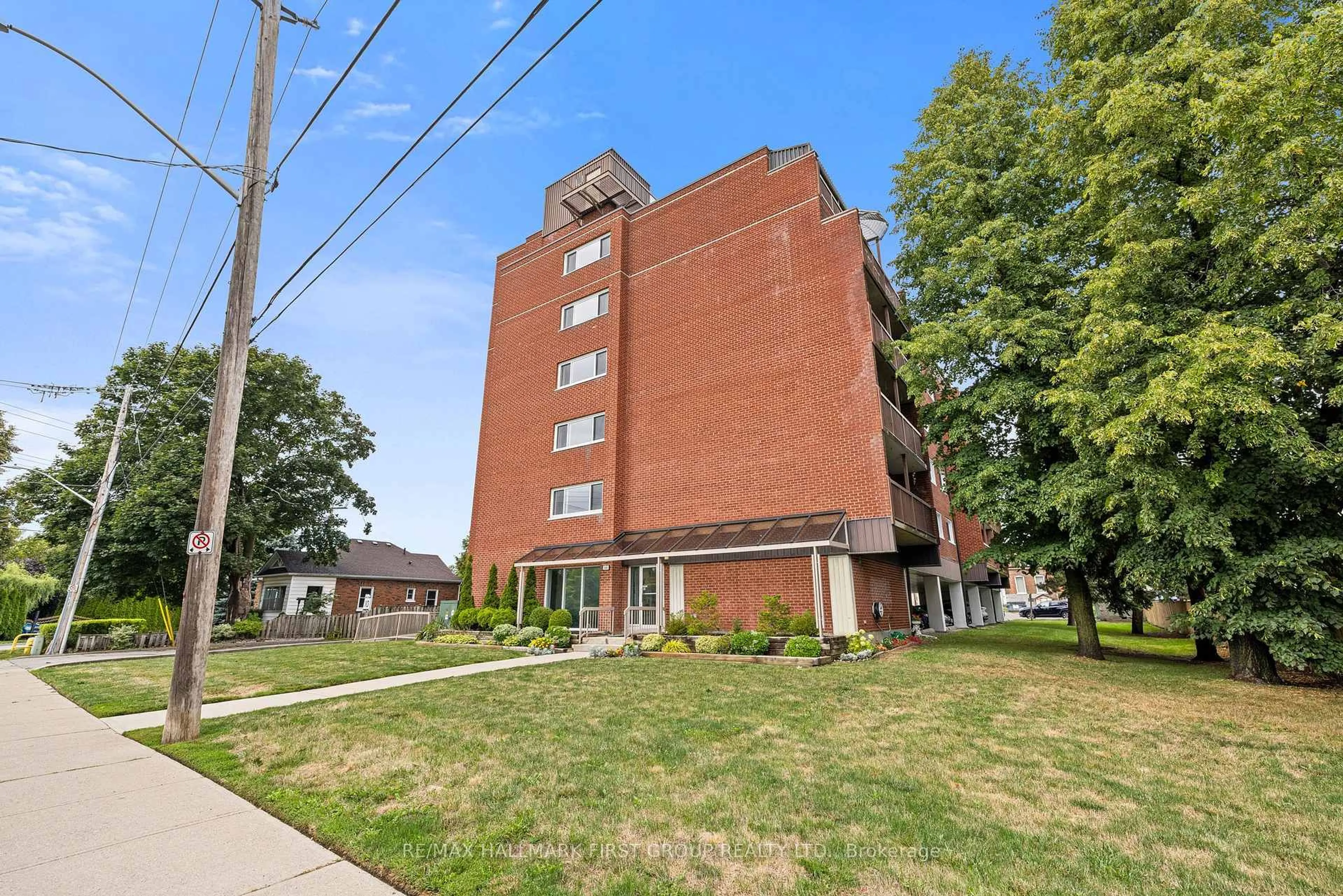 Patio, building for 144 Queen St #604, Clarington Ontario L1C 1M9