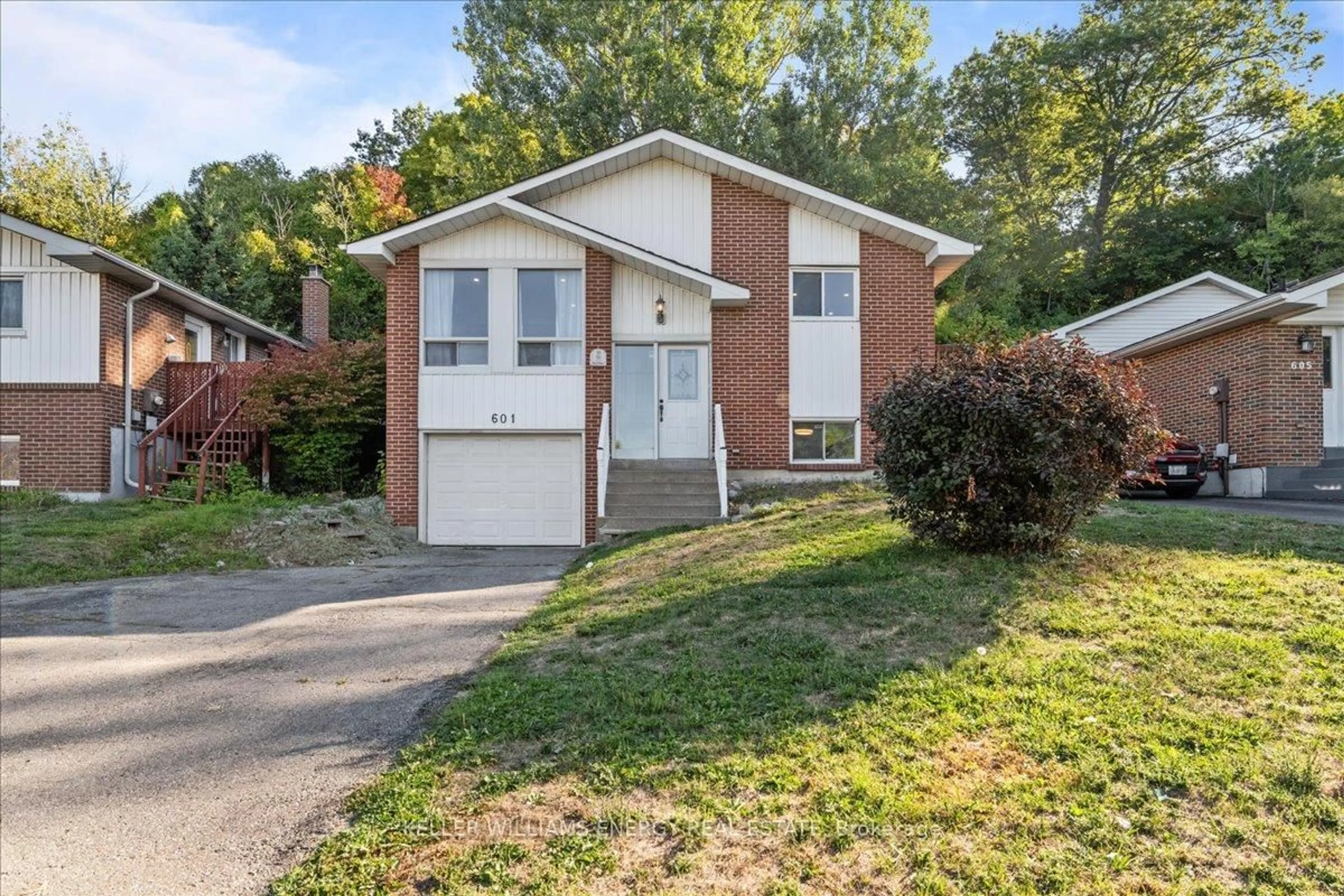 Home with brick exterior material, street for 601 Grandview St, Oshawa Ontario L1H 7T5