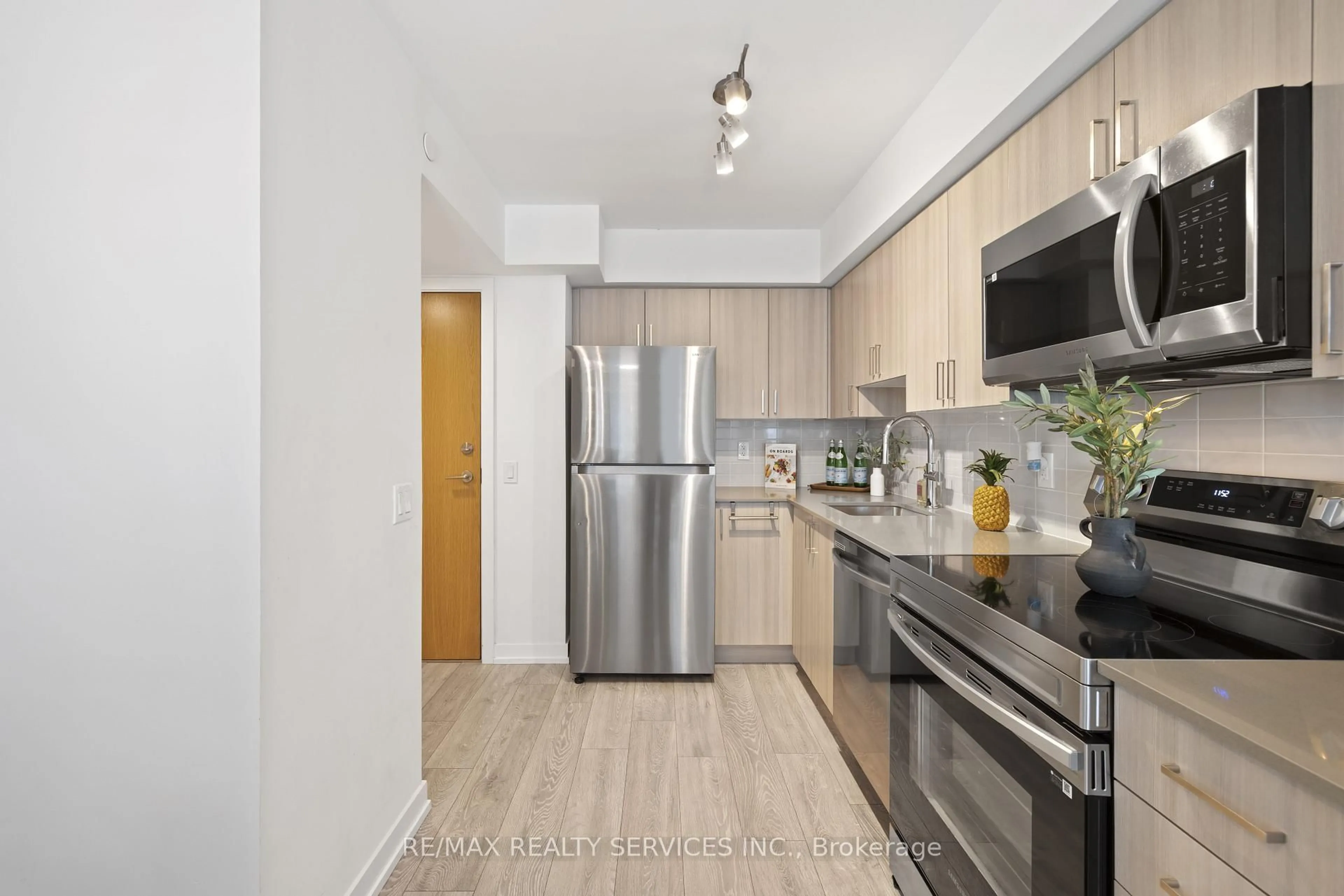 Standard kitchen, unknown for 1455 Celebration Dr #1406, Pickering Ontario L1W 0C3