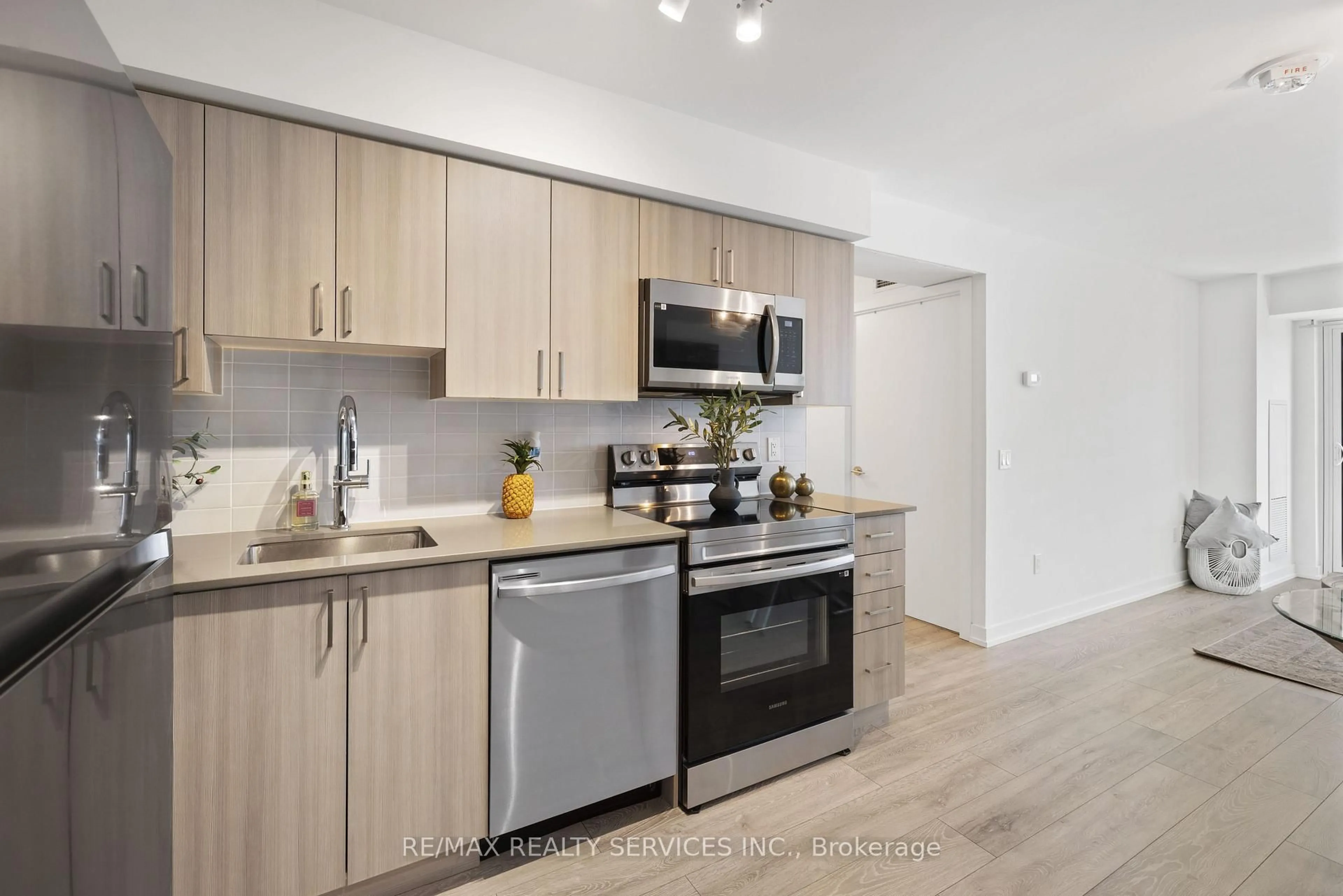 Standard kitchen, unknown for 1455 Celebration Dr #1406, Pickering Ontario L1W 0C3