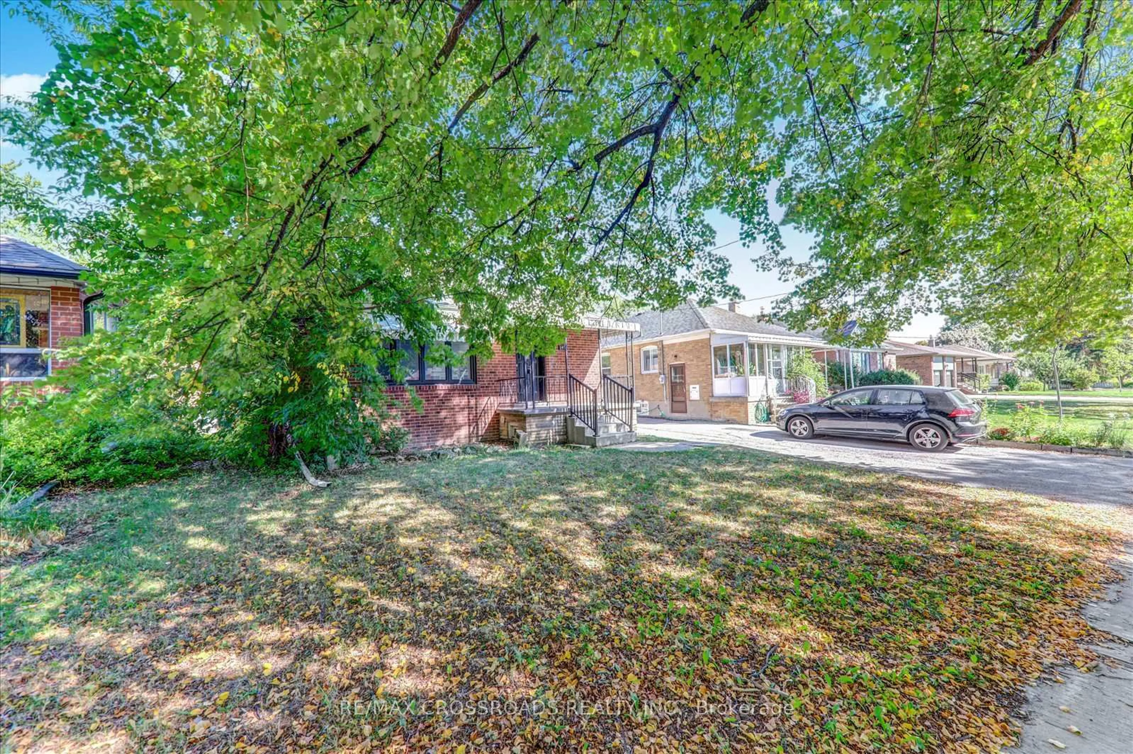 A pic from outside/outdoor area/front of a property/back of a property/a pic from drone, street for 147 Lilian Dr, Toronto Ontario M1R 3W6
