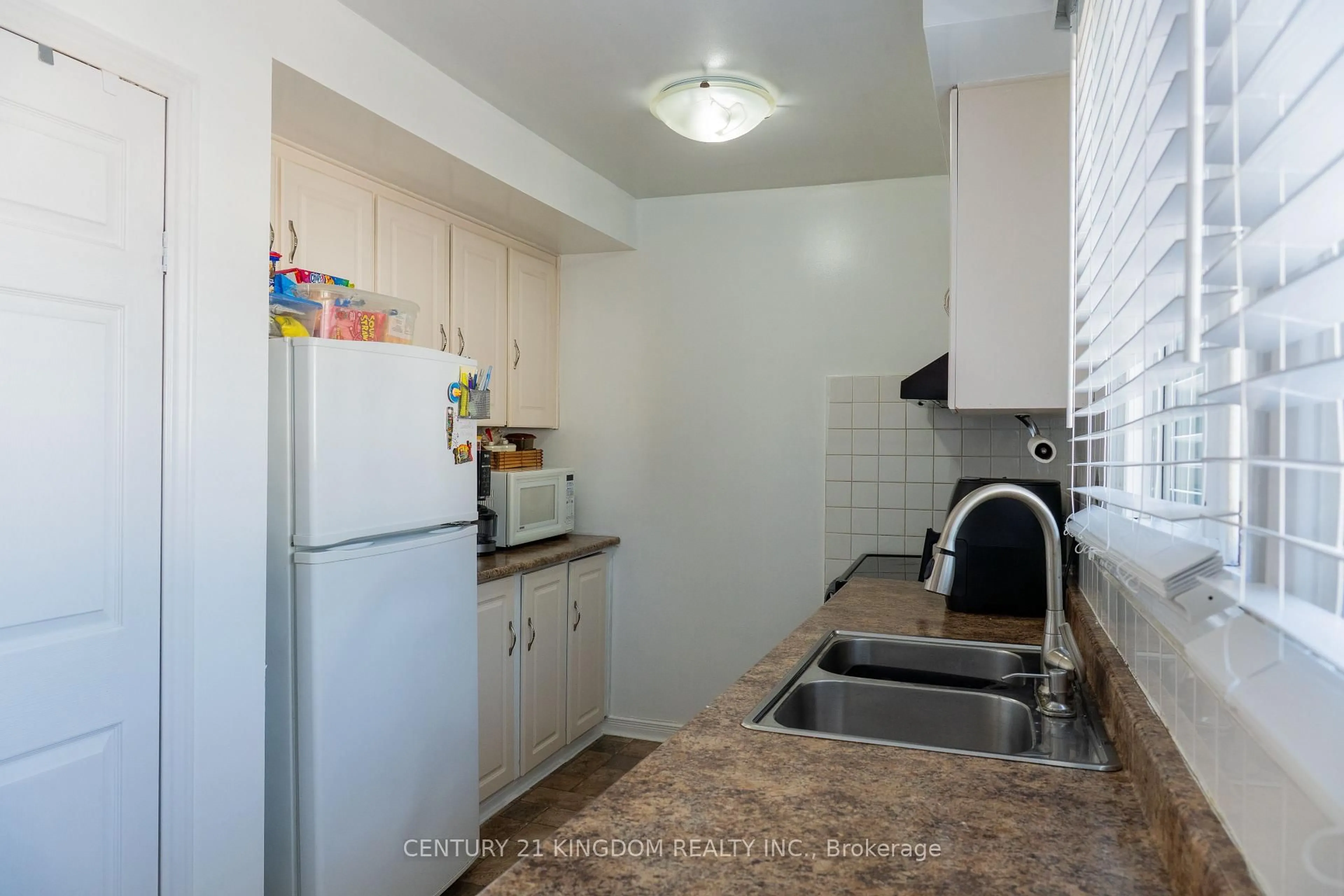 Standard kitchen, unknown for 30 Wingarden Crt #80, Toronto Ontario M1B 2K2