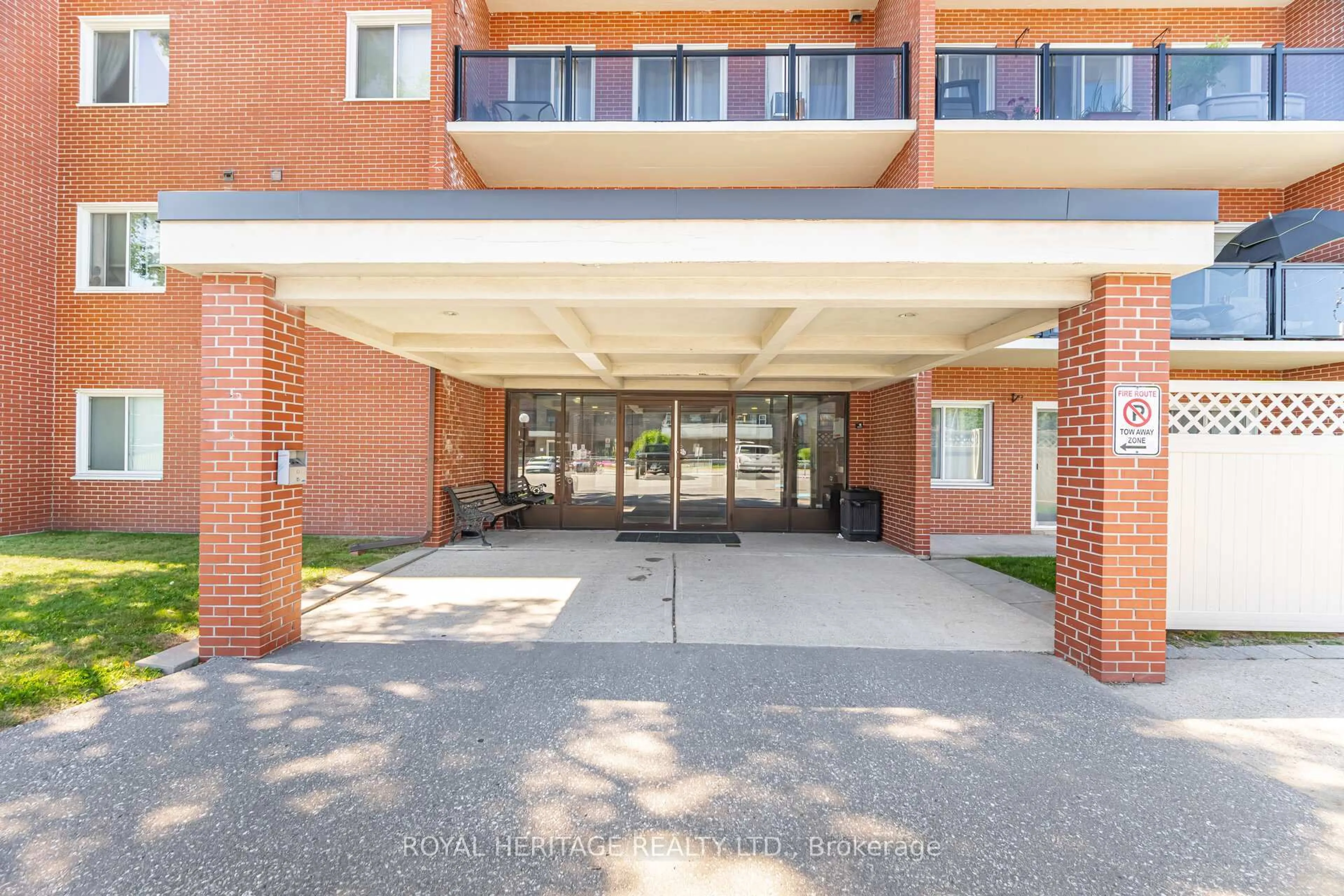 Indoor foyer for 131 Taunton Rd #304, Oshawa Ontario L1G 3T8