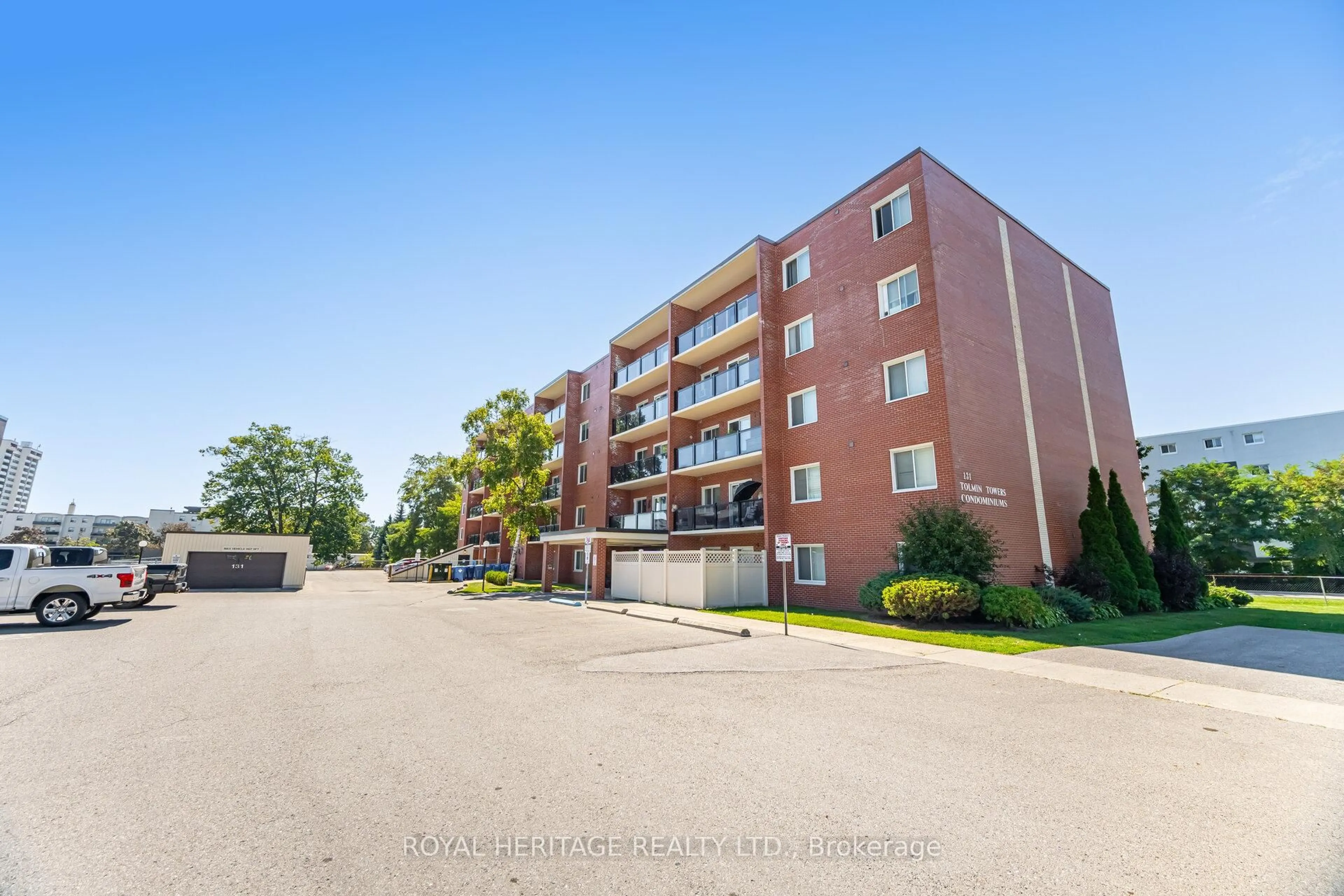 Patio, building for 131 Taunton Rd #304, Oshawa Ontario L1G 3T8