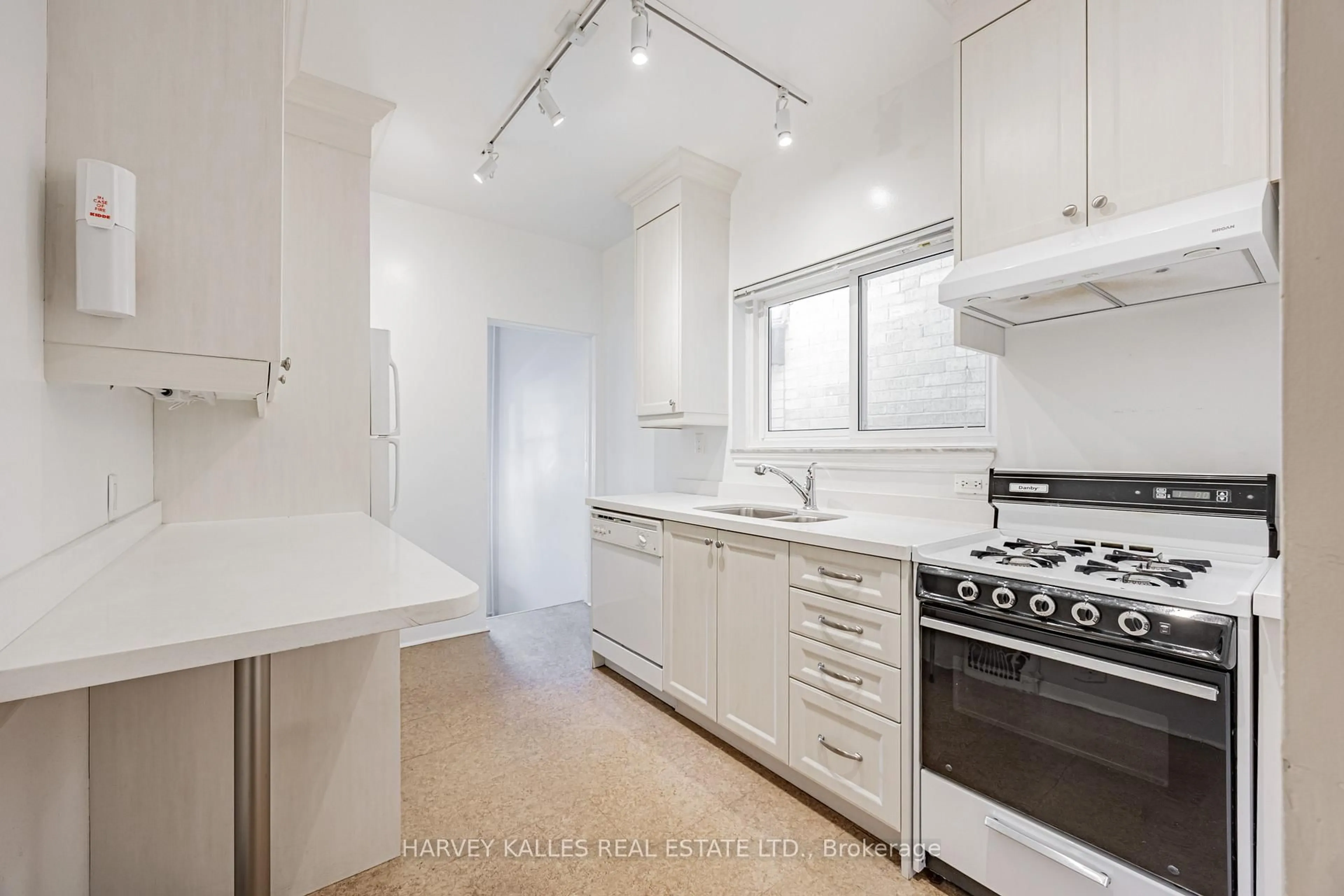 Standard kitchen, unknown for 121 Blantyre Ave, Toronto Ontario M1N 2R6