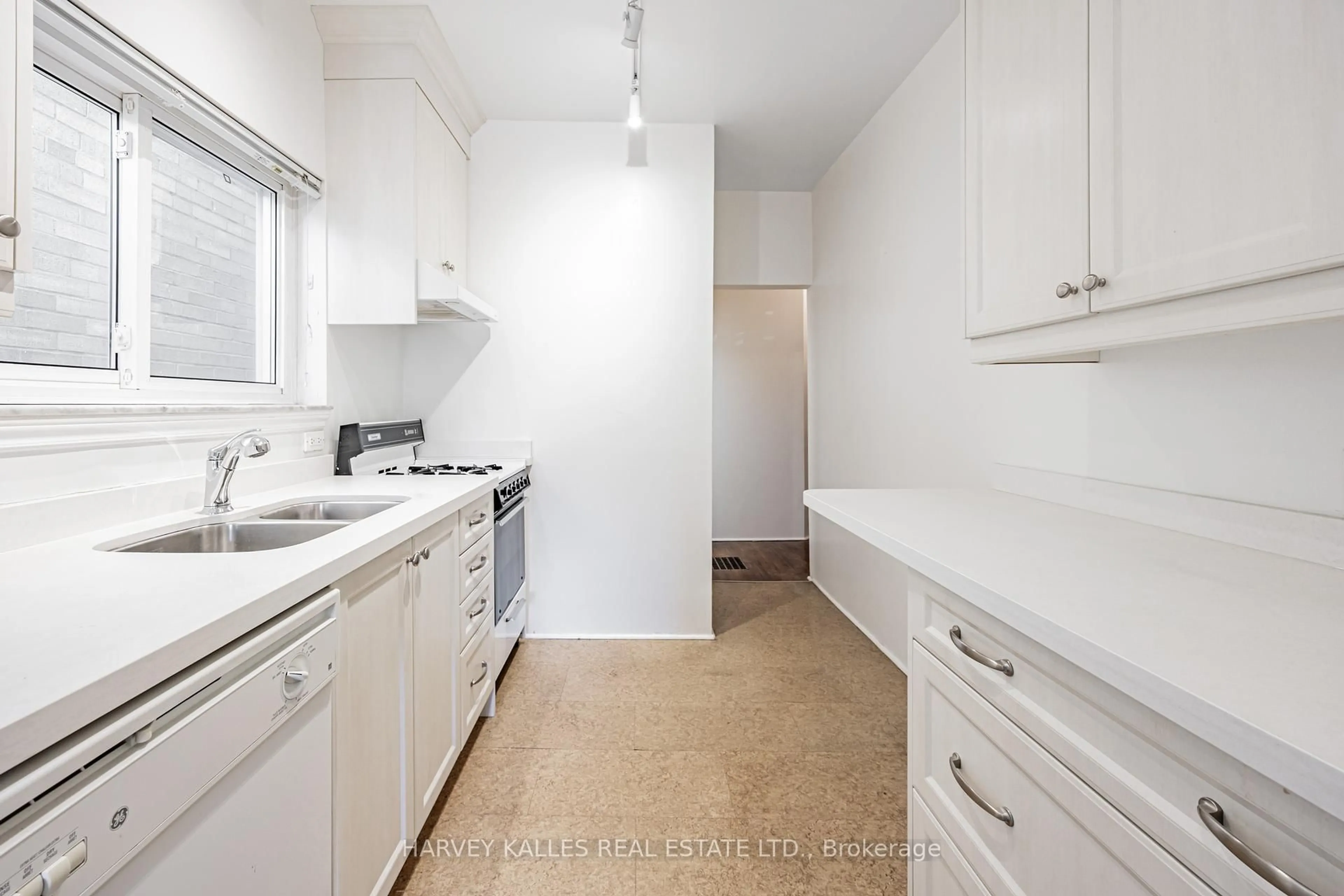 Standard kitchen, ceramic/tile floor for 121 Blantyre Ave, Toronto Ontario M1N 2R6