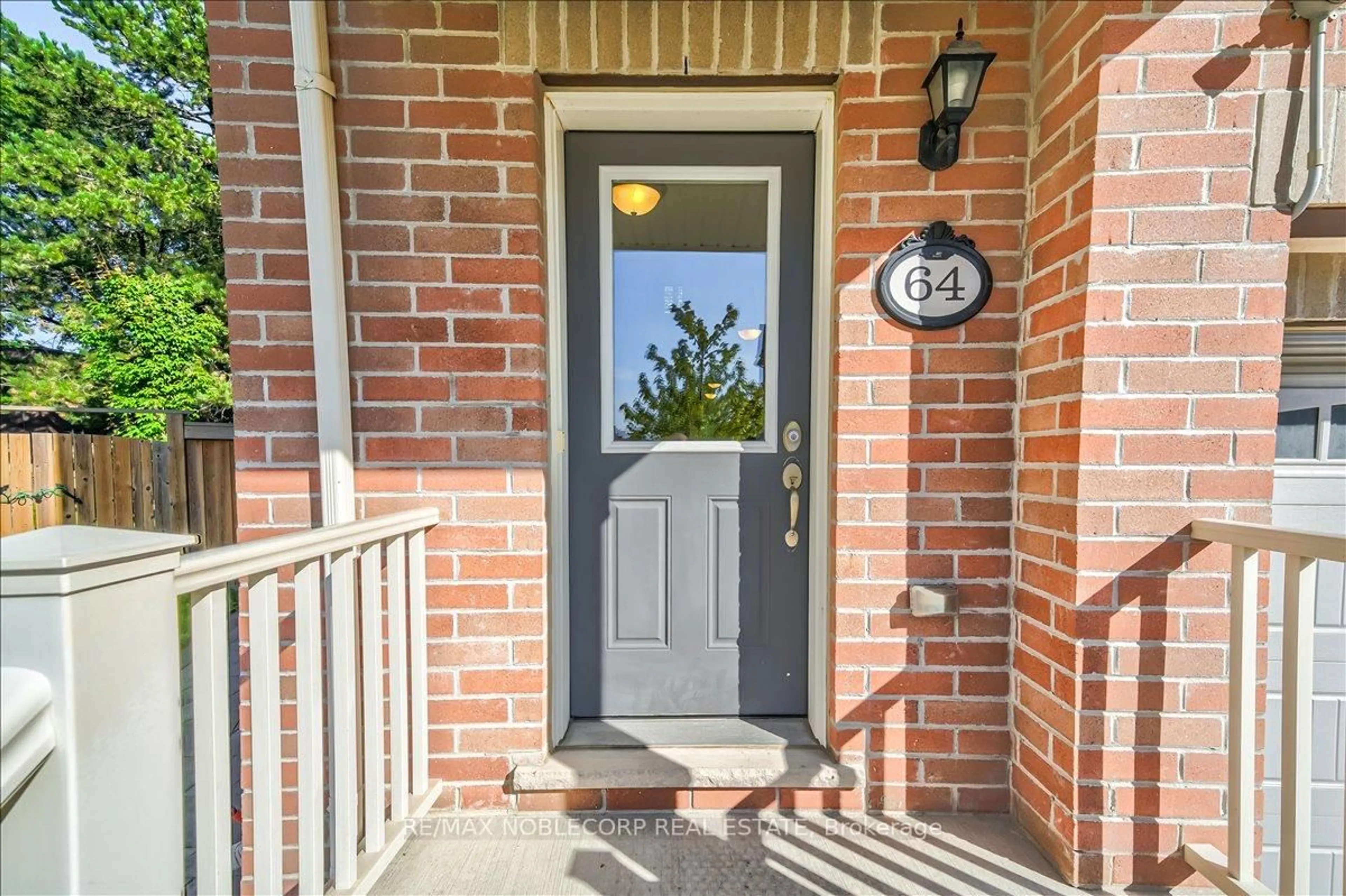 Indoor entryway for 64 Pringdale Gardens Circ, Toronto Ontario M1J 0B1