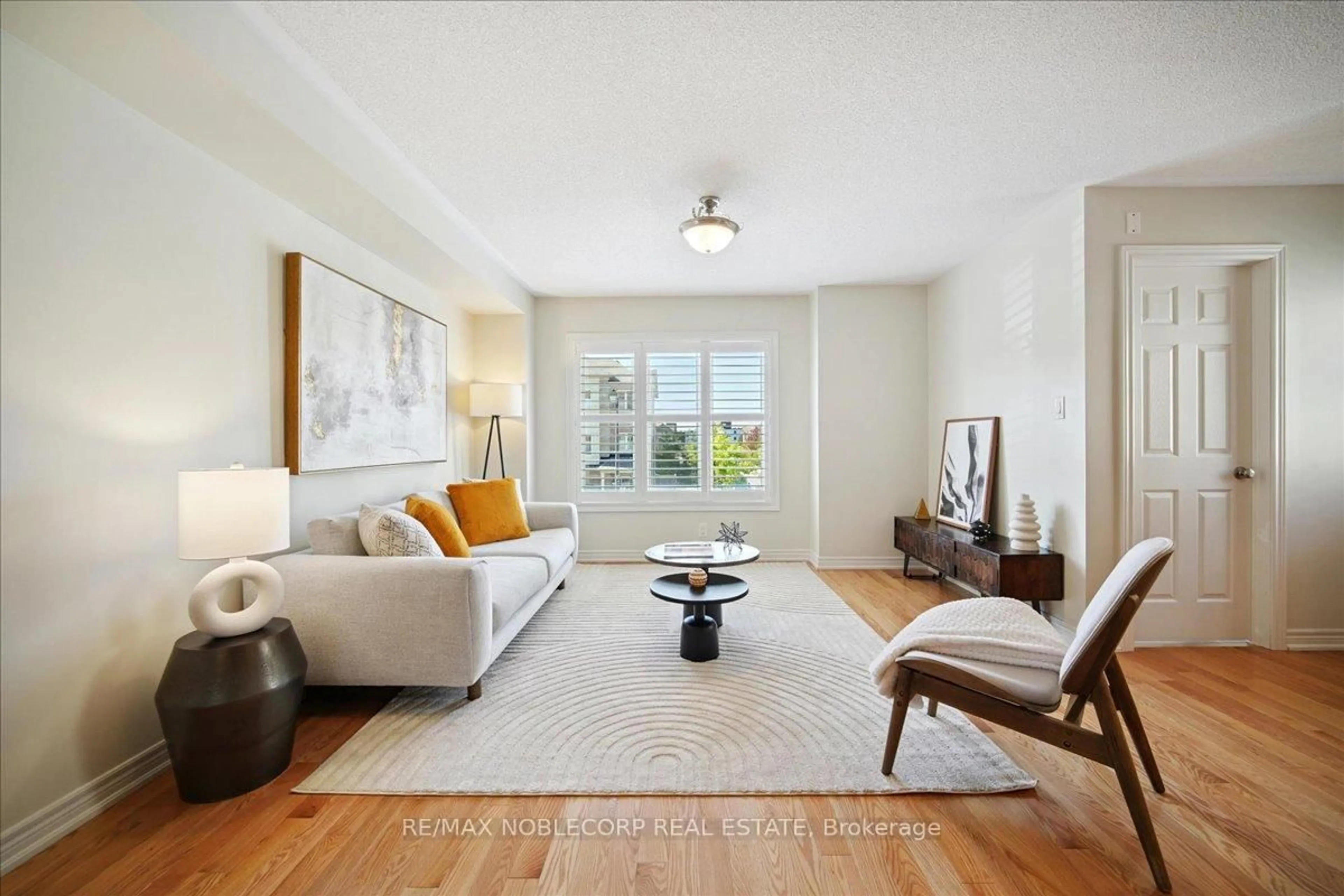 Living room with furniture, unknown for 64 Pringdale Gardens Circ, Toronto Ontario M1J 0B1