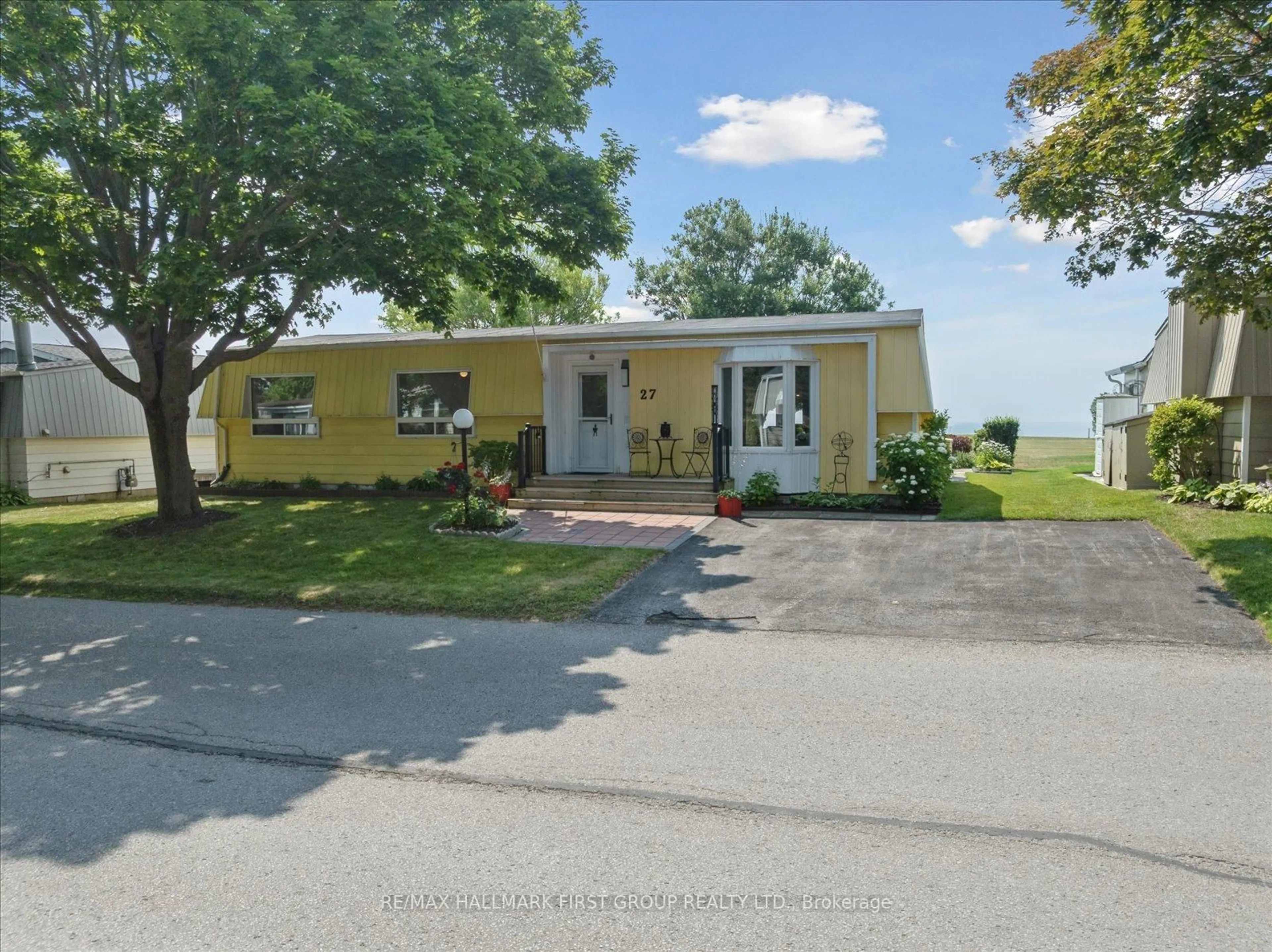 A pic from outside/outdoor area/front of a property/back of a property/a pic from drone, street for 27 Wilmot Tr, Clarington Ontario L1B 1A1