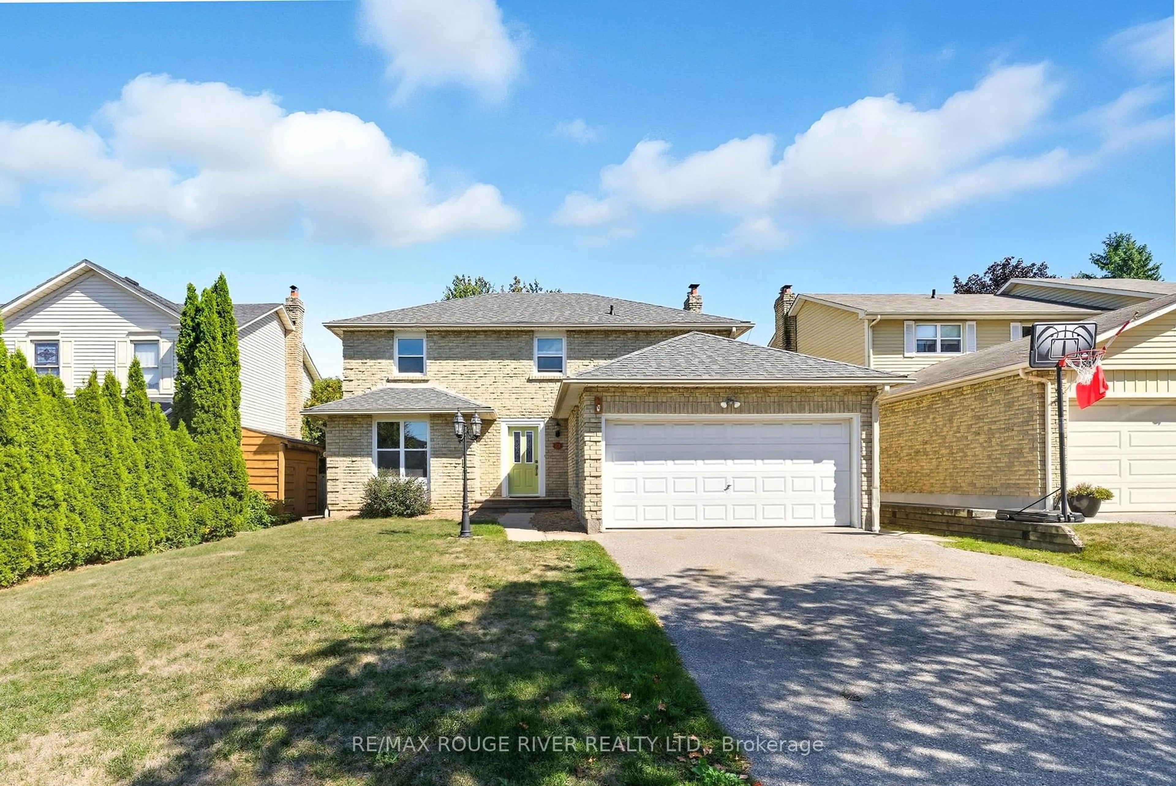 A pic from outside/outdoor area/front of a property/back of a property/a pic from drone, street for 21 Hialeah Cres, Whitby Ontario L1N 6P9