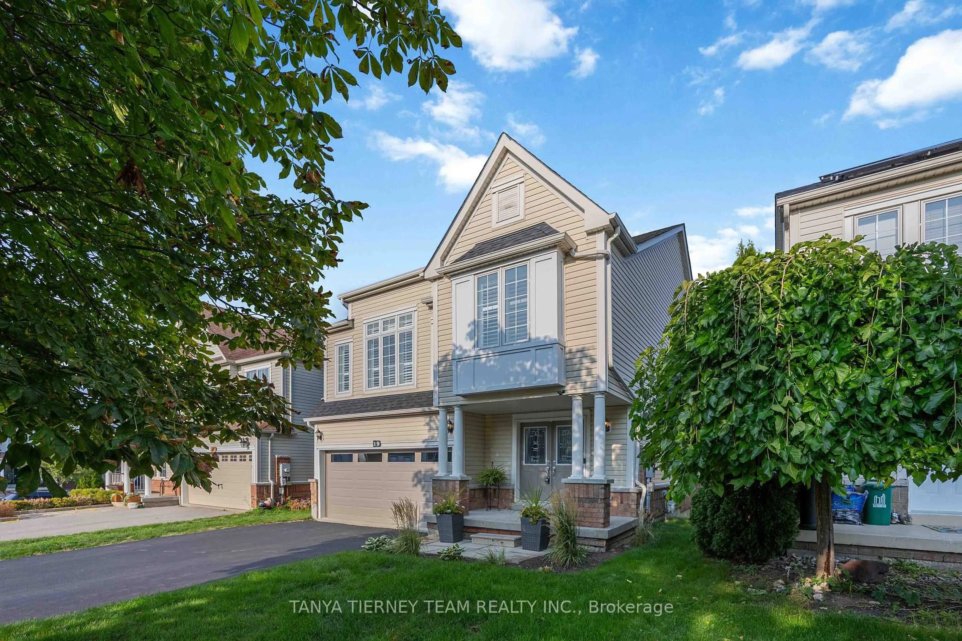Home with vinyl exterior material, street for 19 Teardrop Cres, Whitby Ontario L1M 2N9