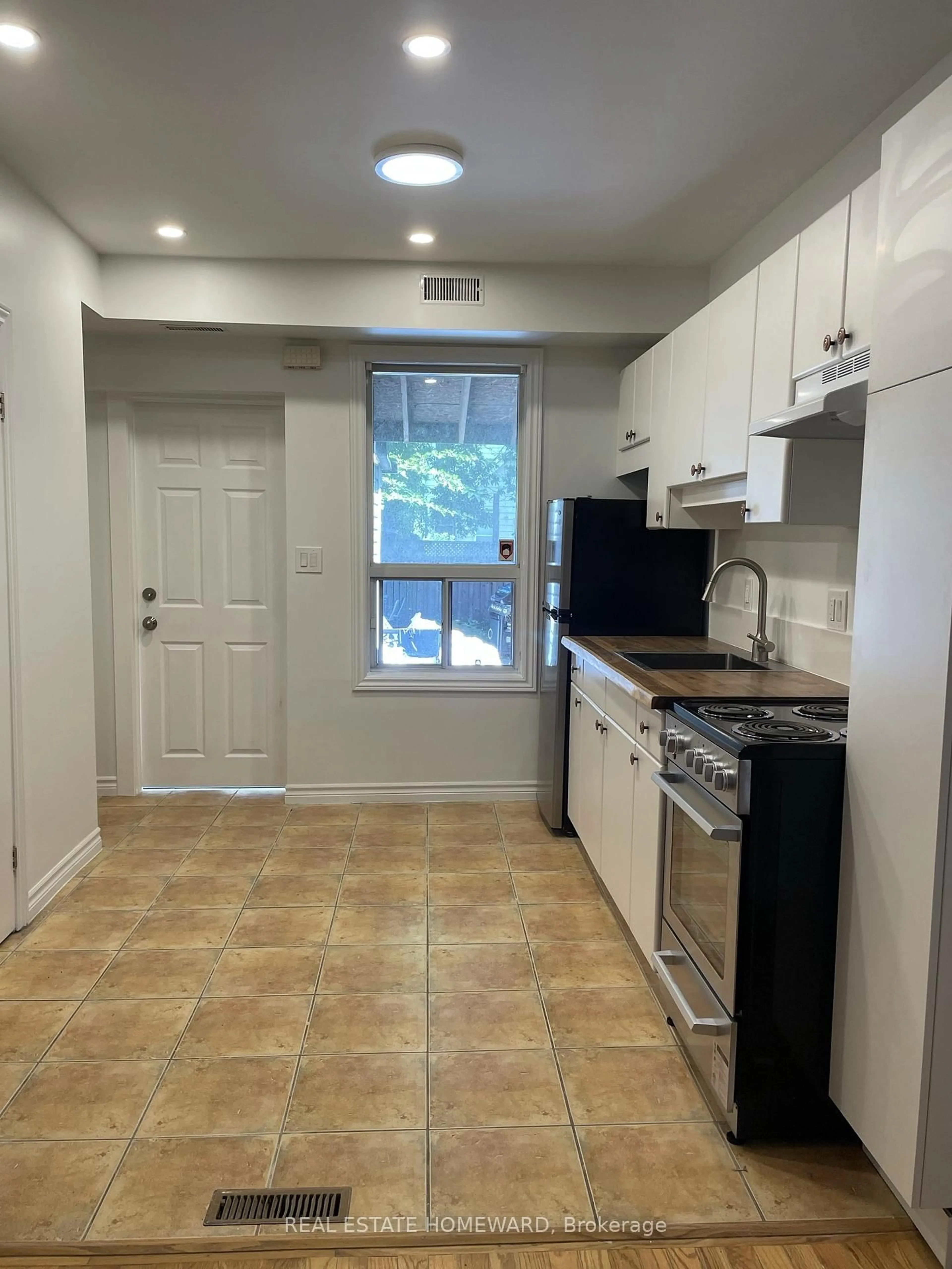 Standard kitchen, ceramic/tile floor for 1191 Woodbine Ave, Toronto Ontario M4C 4E1