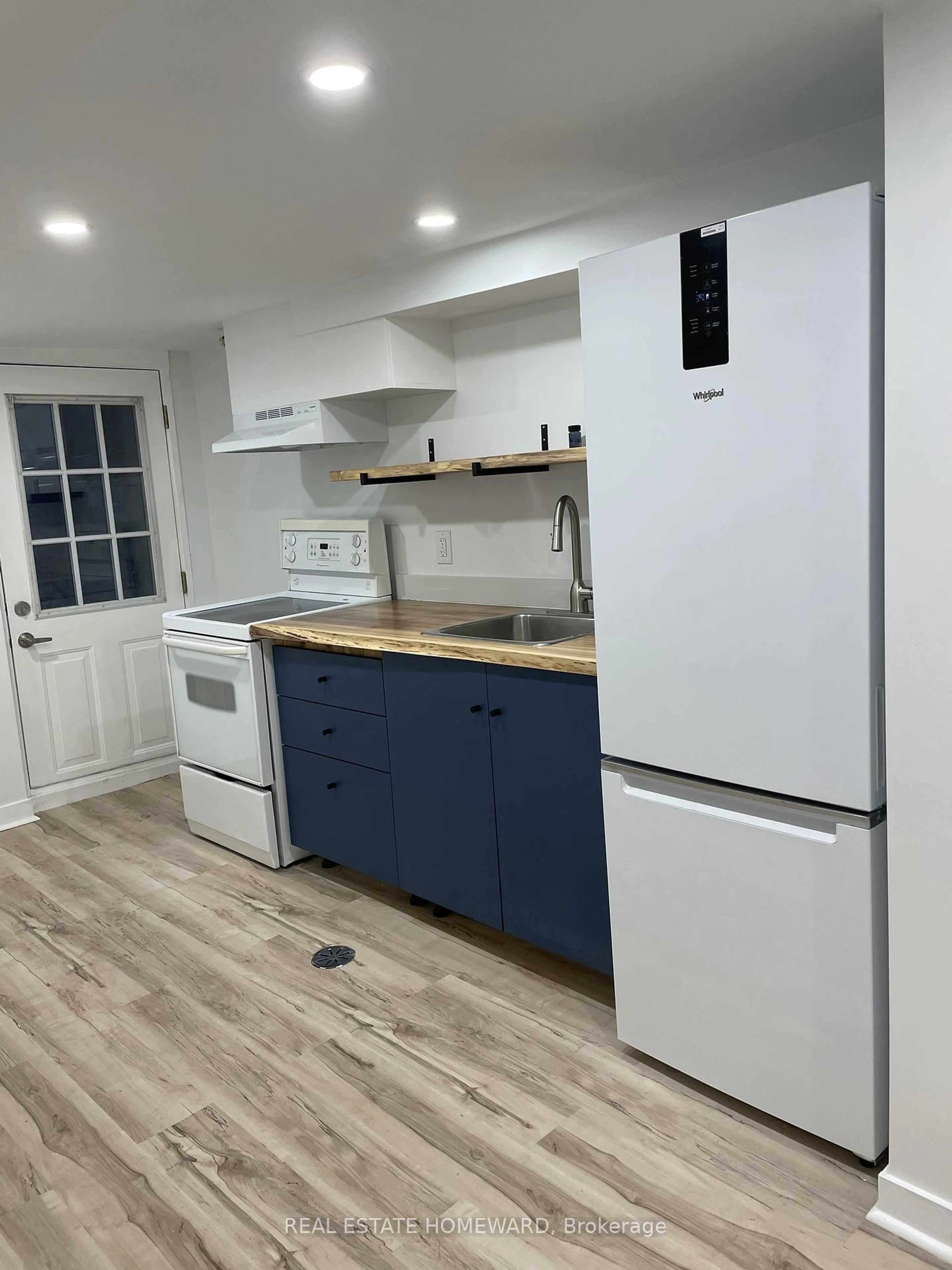 Standard kitchen, unknown for 1191 Woodbine Ave, Toronto Ontario M4C 4E1