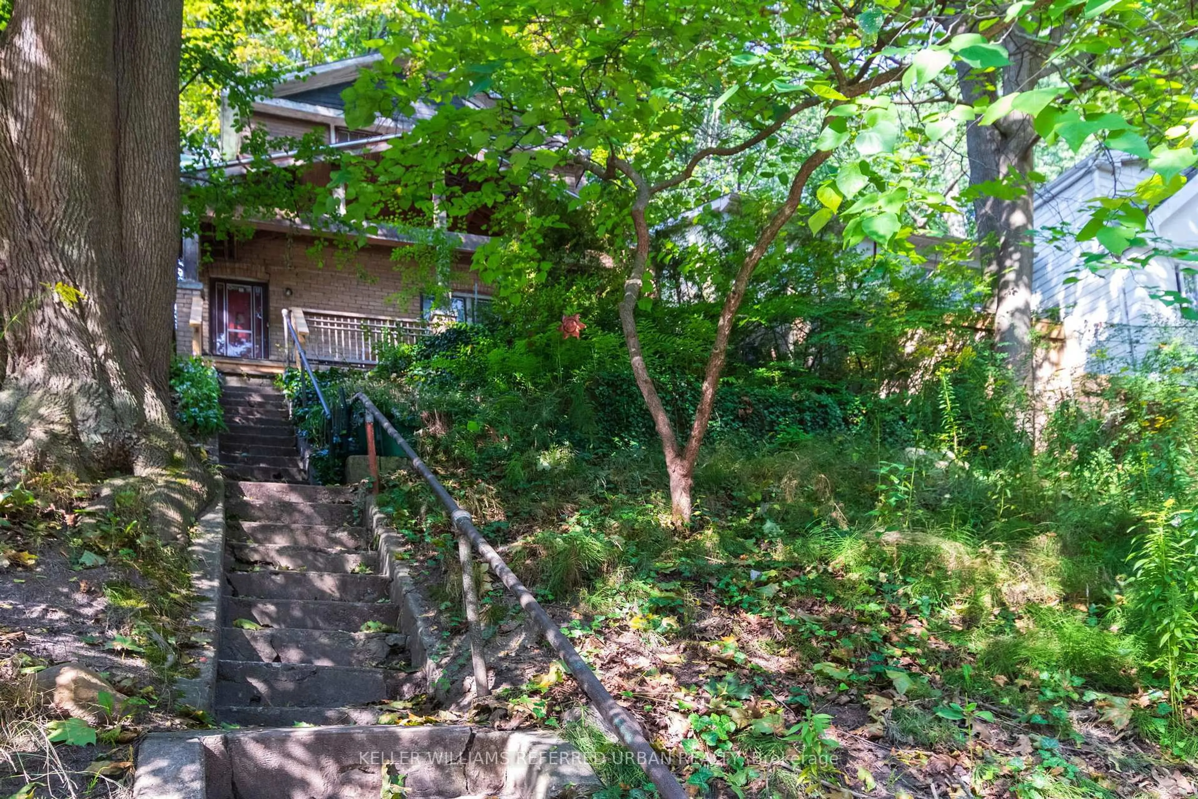 A pic from outside/outdoor area/front of a property/back of a property/a pic from drone, street for 122 Neville Park Blvd, Toronto Ontario M4E 3P8