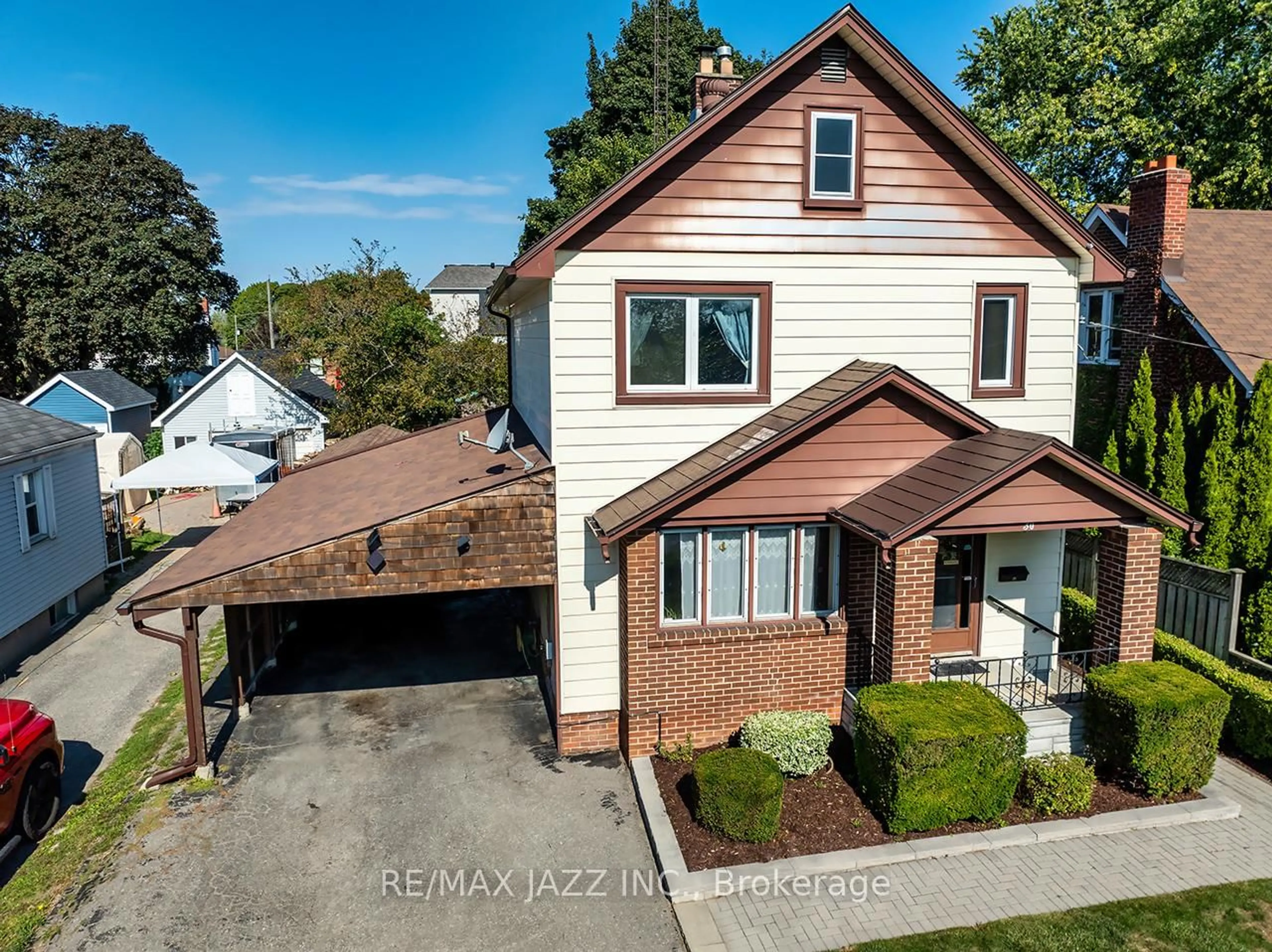 A pic from outside/outdoor area/front of a property/back of a property/a pic from drone, street for 30 Thomas St, Oshawa Ontario L1H 3W5