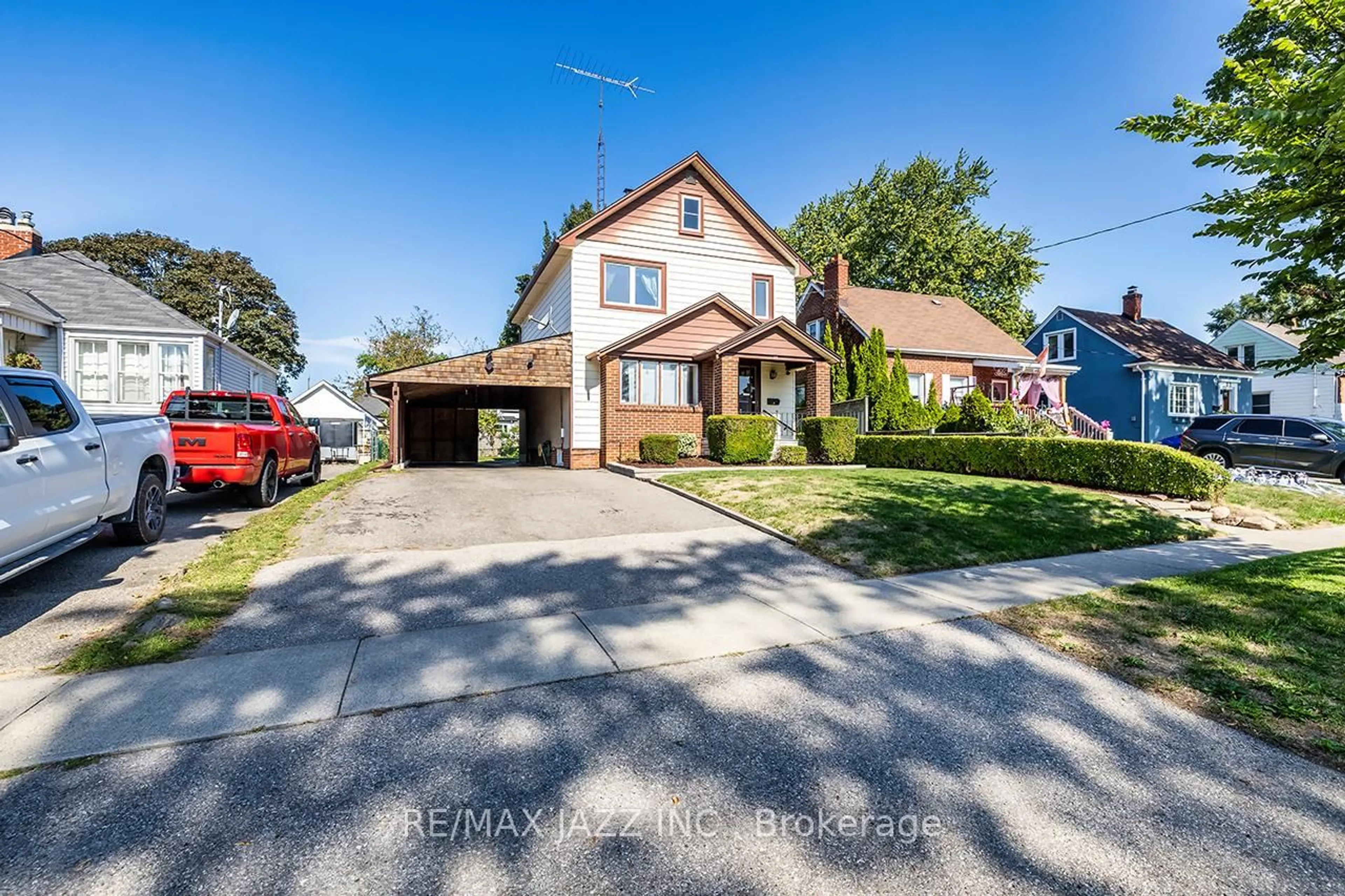 A pic from outside/outdoor area/front of a property/back of a property/a pic from drone, street for 30 Thomas St, Oshawa Ontario L1H 3W5