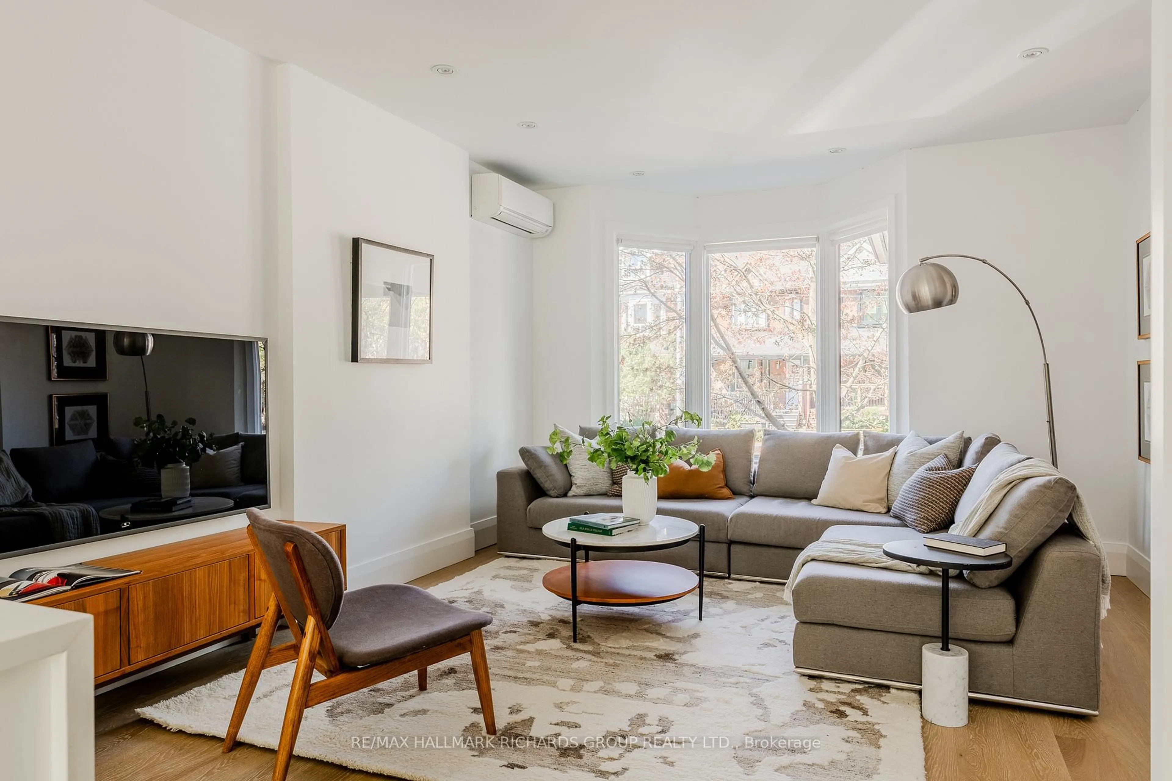 Living room with furniture, unknown for 389 Woodbine Ave, Toronto Ontario M4L 3P7