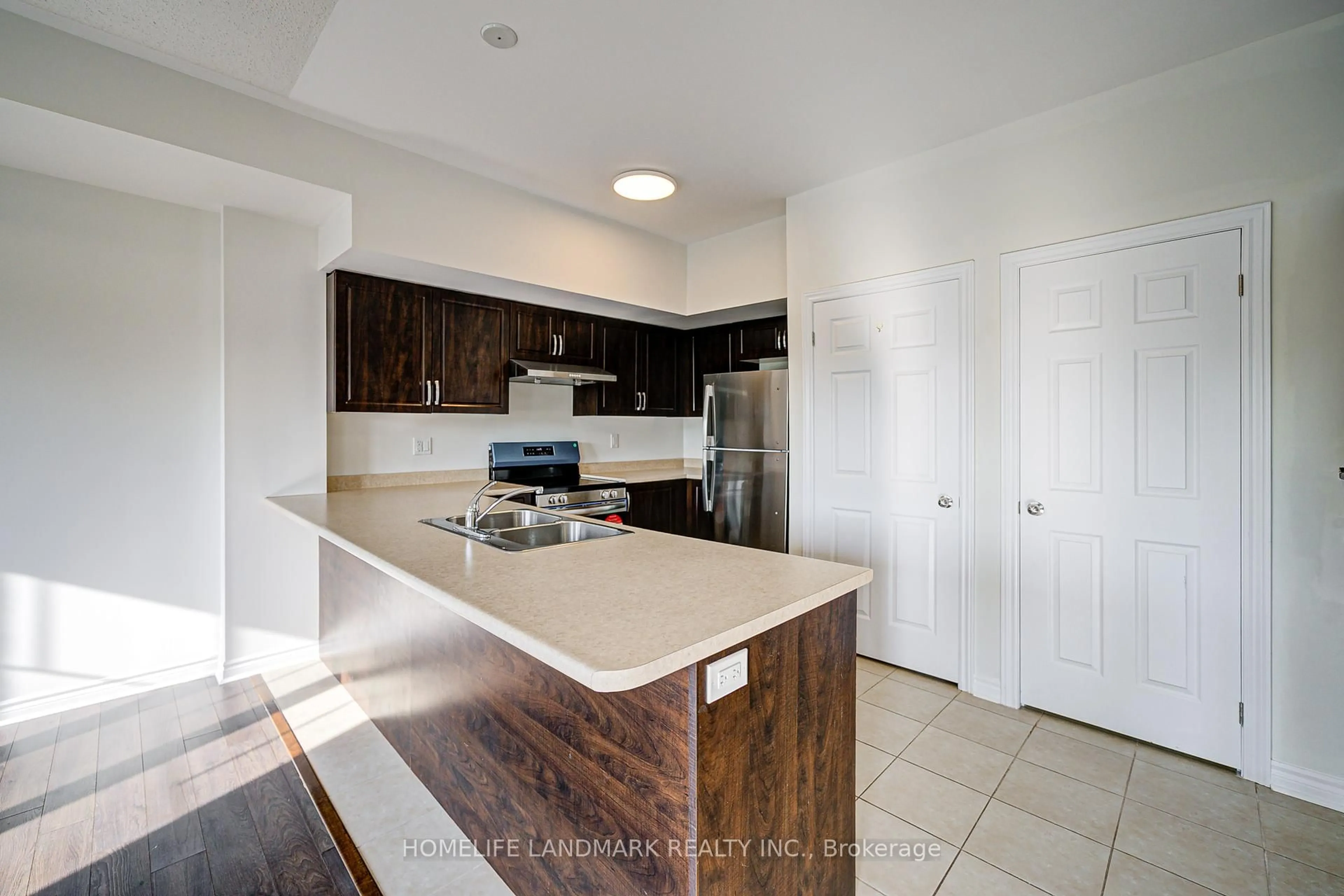 Open concept kitchen, ceramic/tile floor for 9 Eaton Park Lane #8, Toronto Ontario M1W 0A5