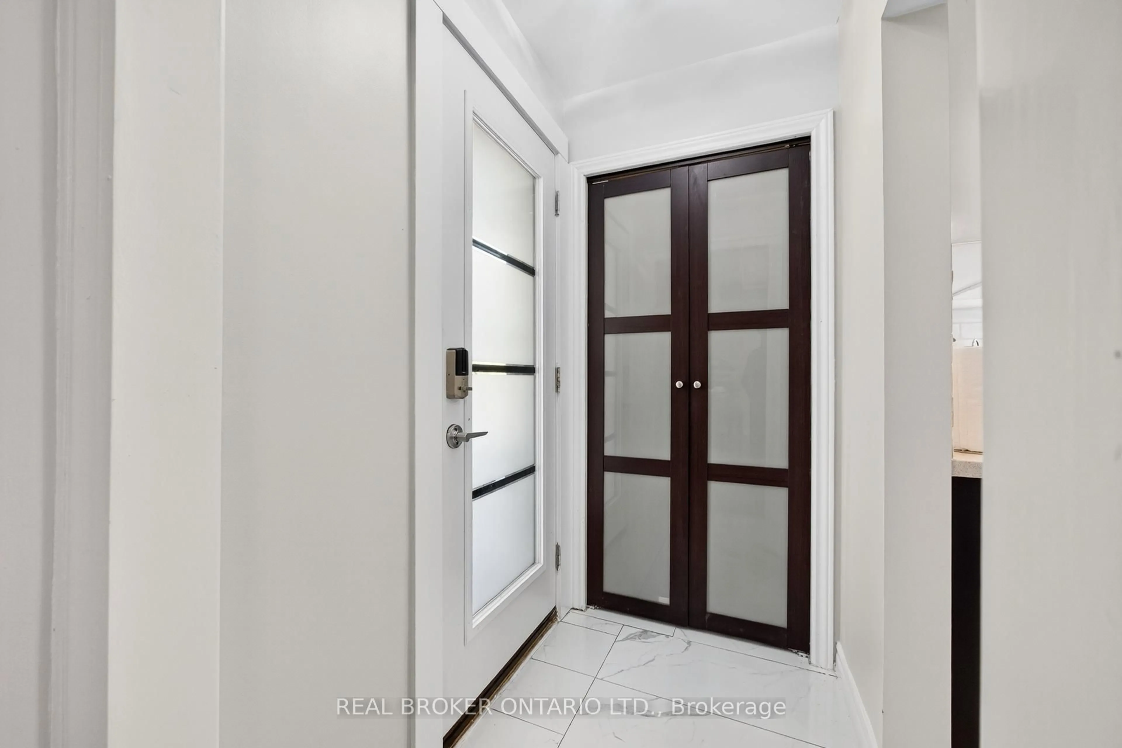 Indoor entryway for 30 Presley Ave, Toronto Ontario M1L 3P5
