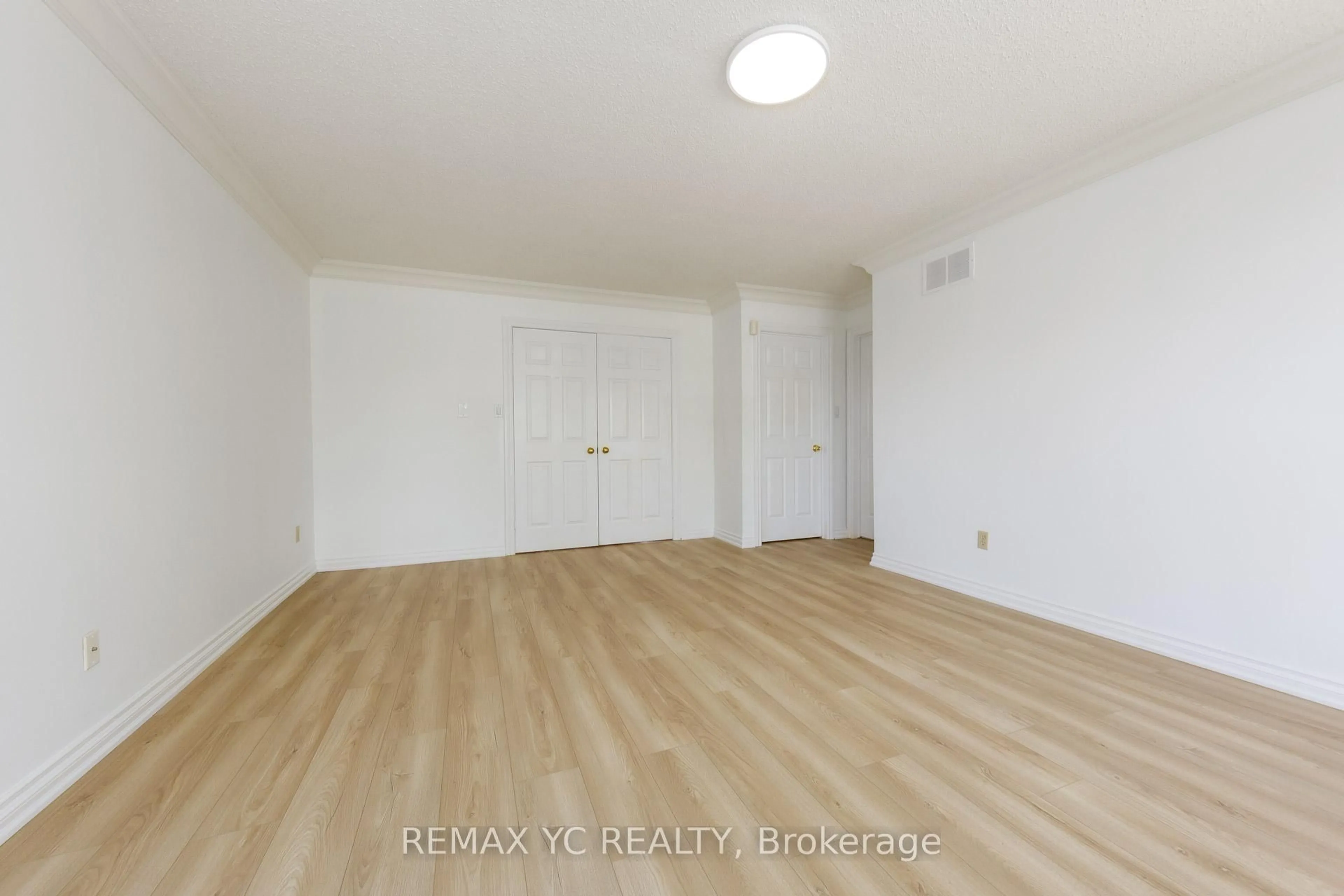 A pic of a room for 896 Darwin Dr, Pickering Ontario L1X 2P8