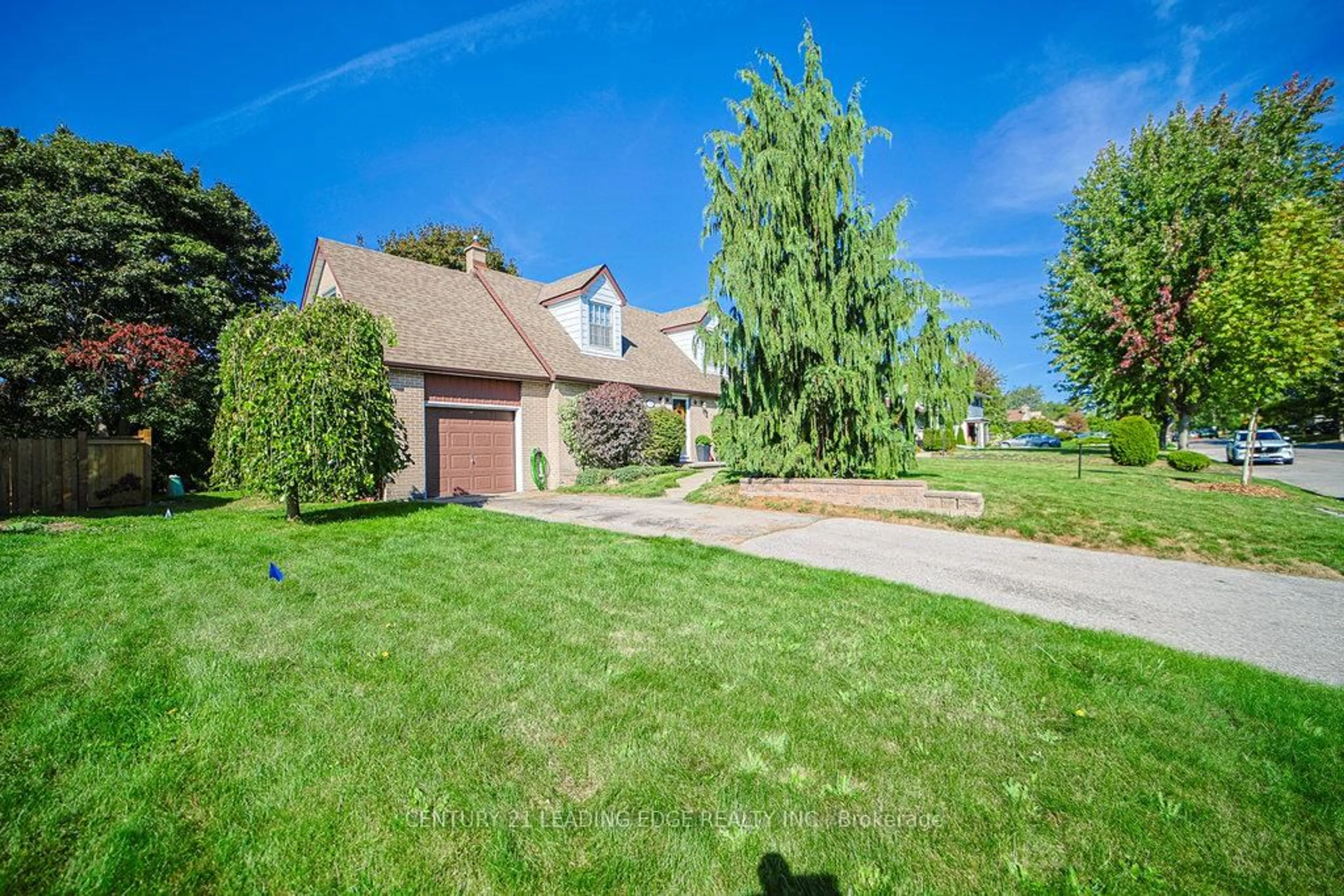 A pic from outside/outdoor area/front of a property/back of a property/a pic from drone, water/lake/river/ocean view for 758 Westdale St, Oshawa Ontario L1J 5B7