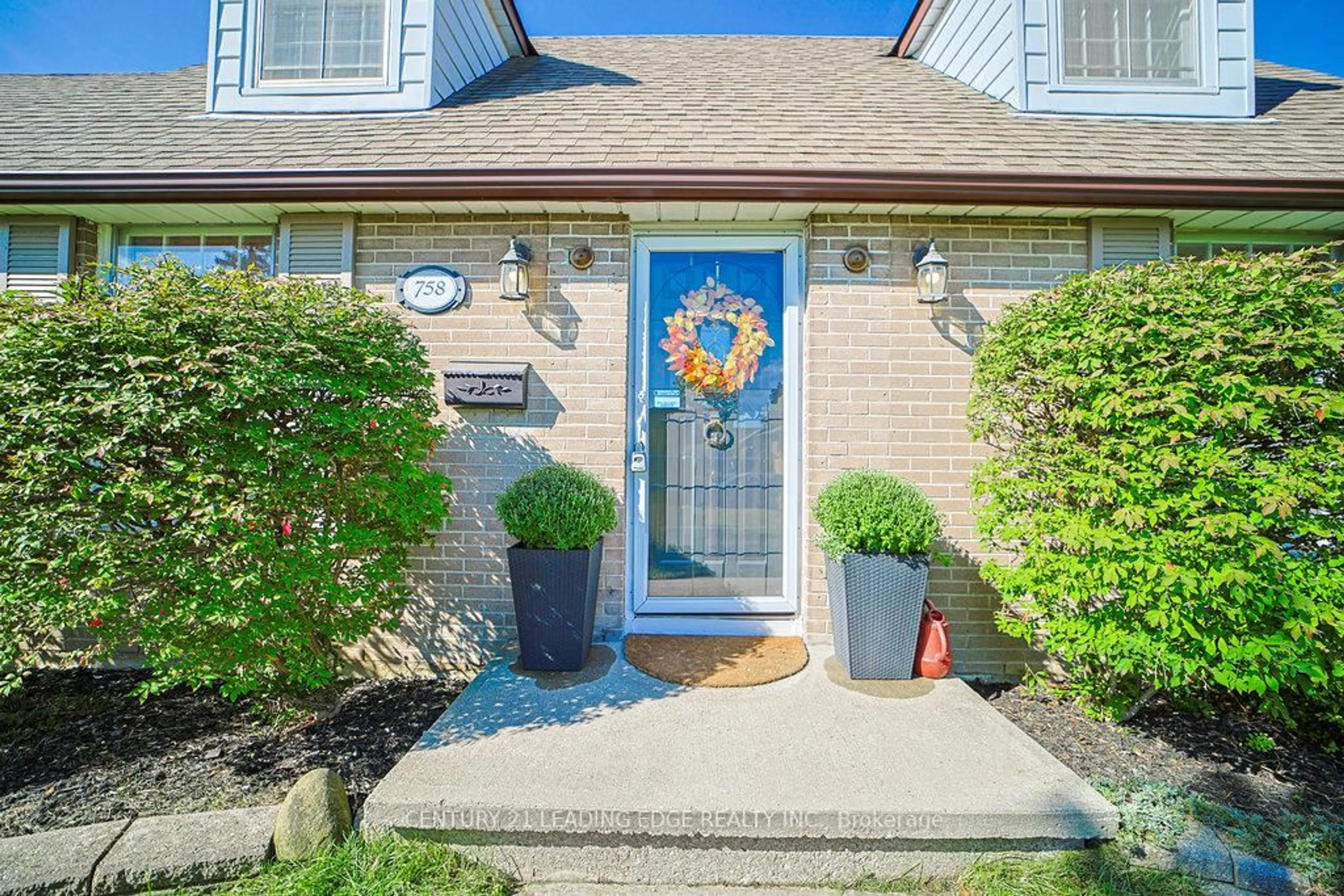 Indoor entryway for 758 Westdale St, Oshawa Ontario L1J 5B7