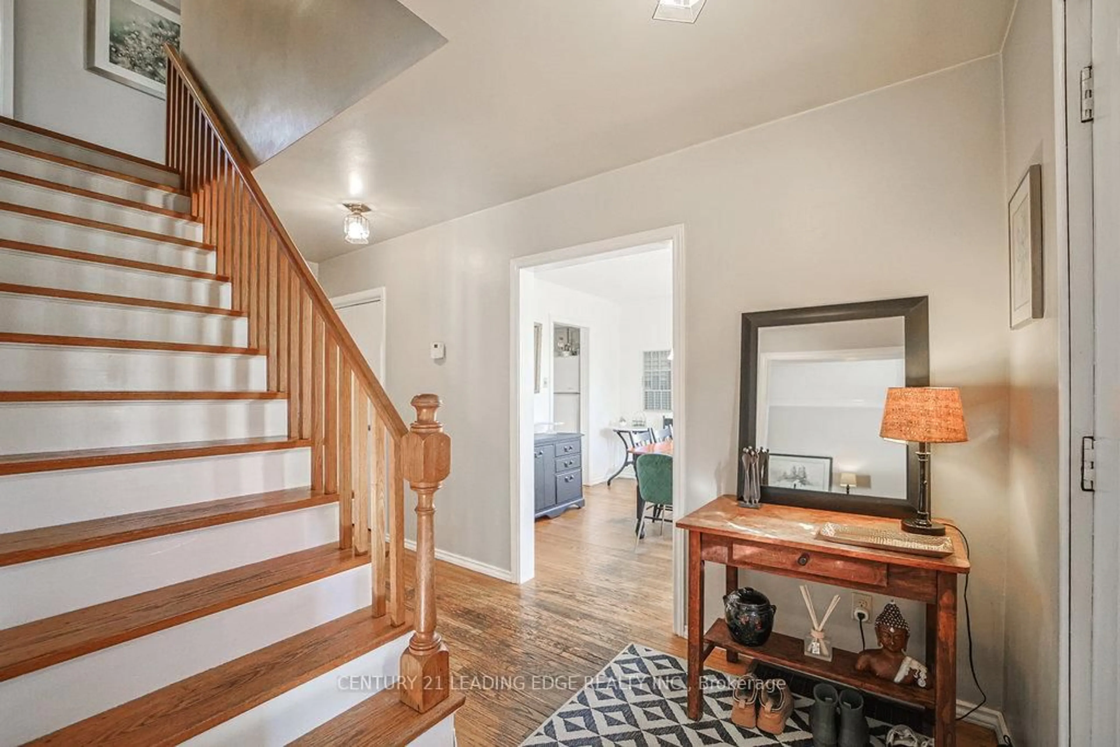 Indoor entryway for 758 Westdale St, Oshawa Ontario L1J 5B7