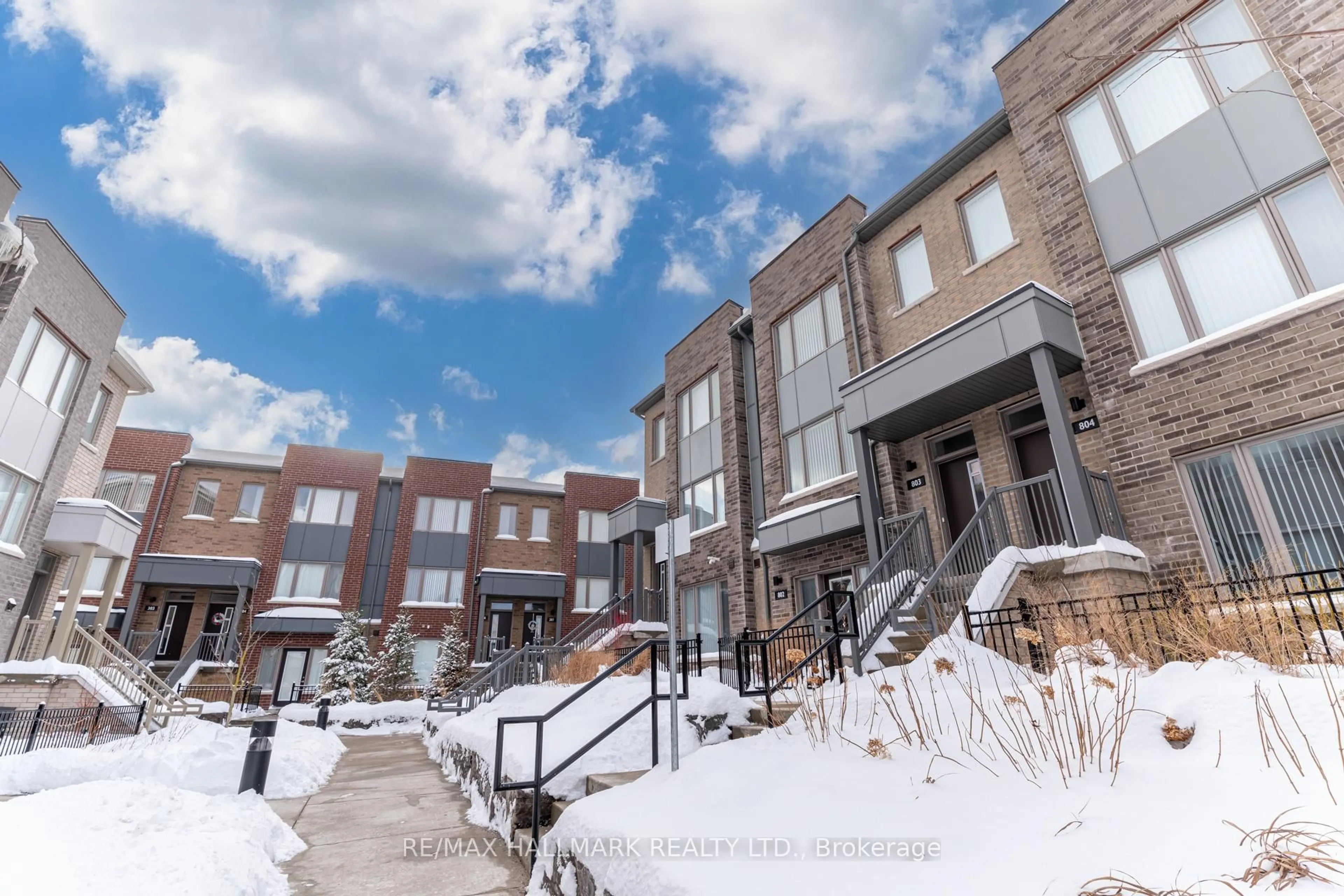 Patio, unknown for 1525 Kingston Rd #803, Pickering Ontario L1V 0E9