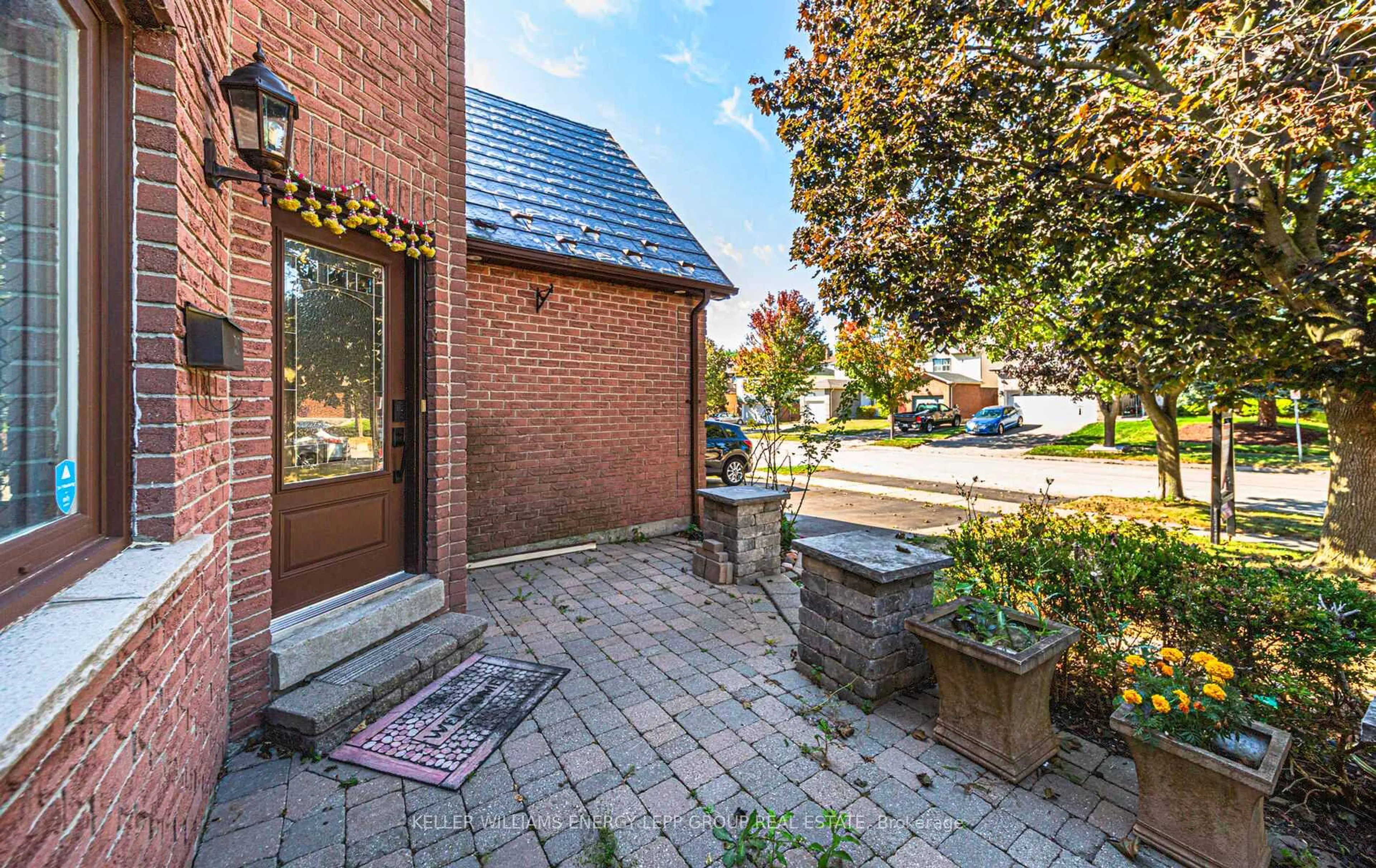 Patio, street for 75 Sawdon Dr, Whitby Ontario L1N 8A8