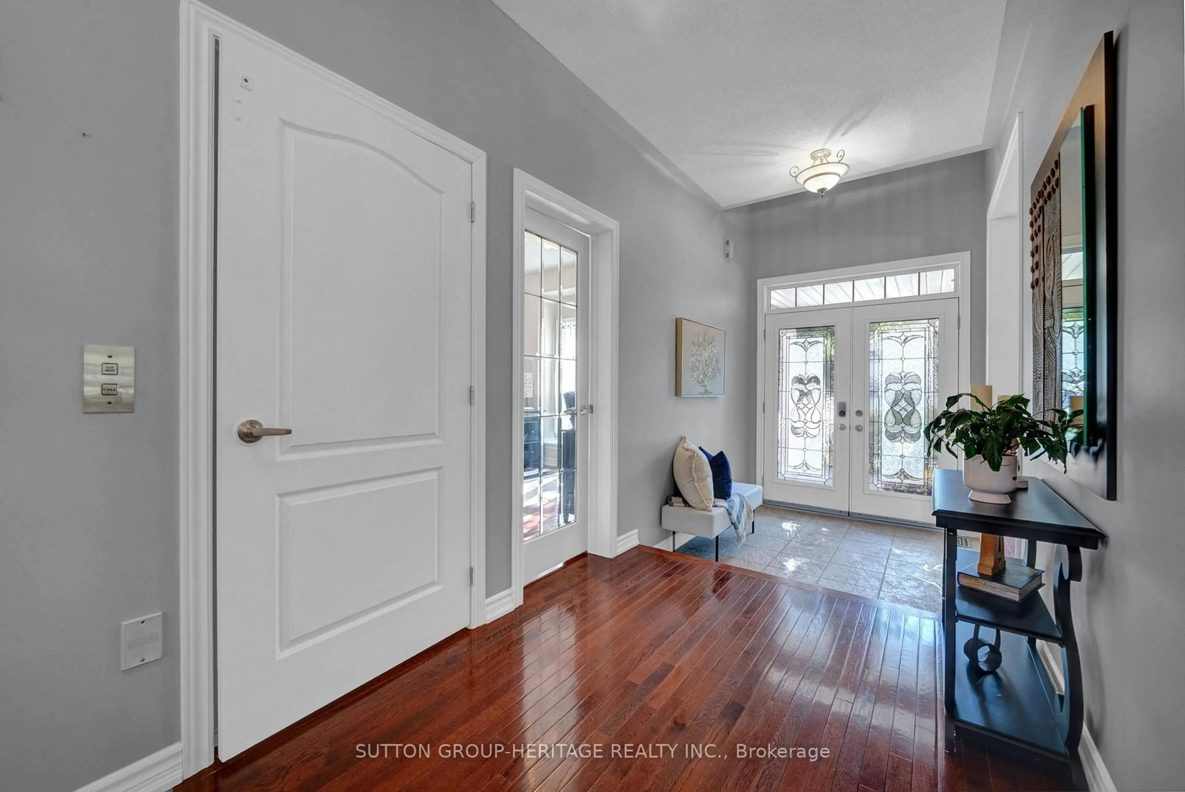 Indoor entryway for 102 Kennett Dr, Whitby Ontario L1P 1L5