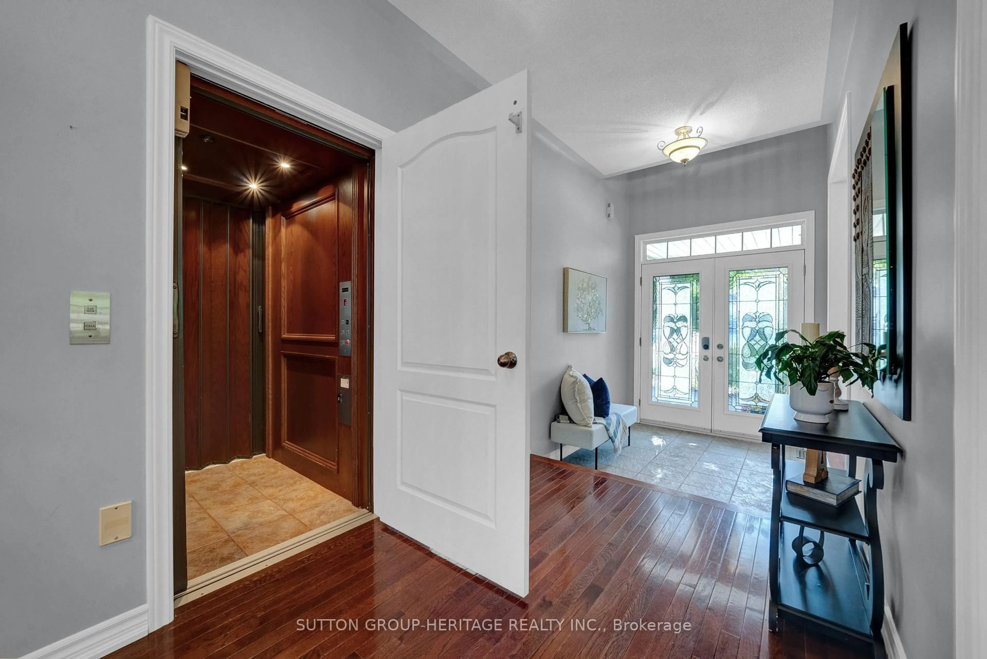 Indoor entryway for 102 Kennett Dr, Whitby Ontario L1P 1L5