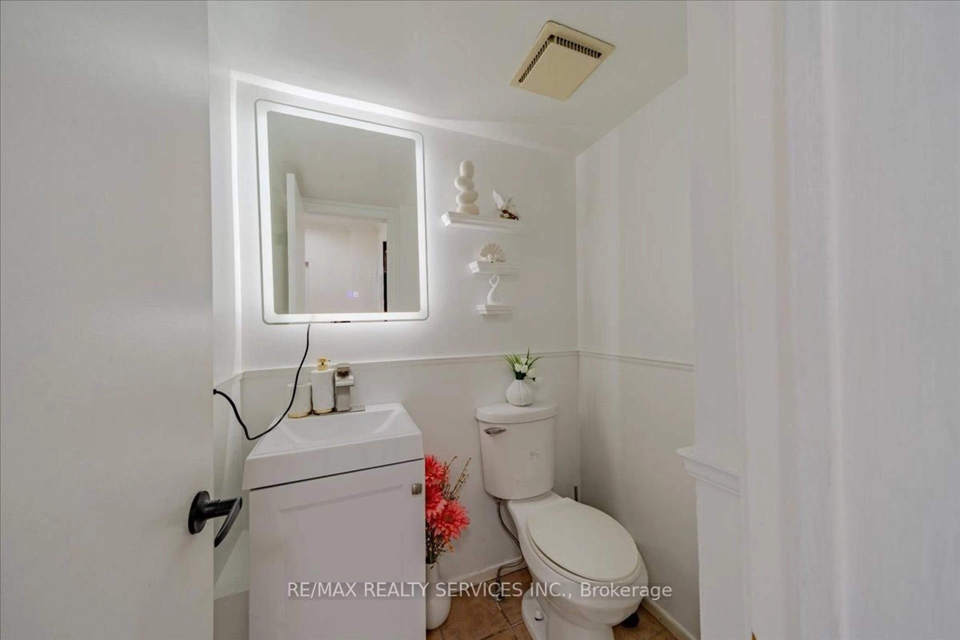 Standard bathroom, ceramic/tile floor for 1133 Ritson Rd #108, Oshawa Ontario L1G 7T3